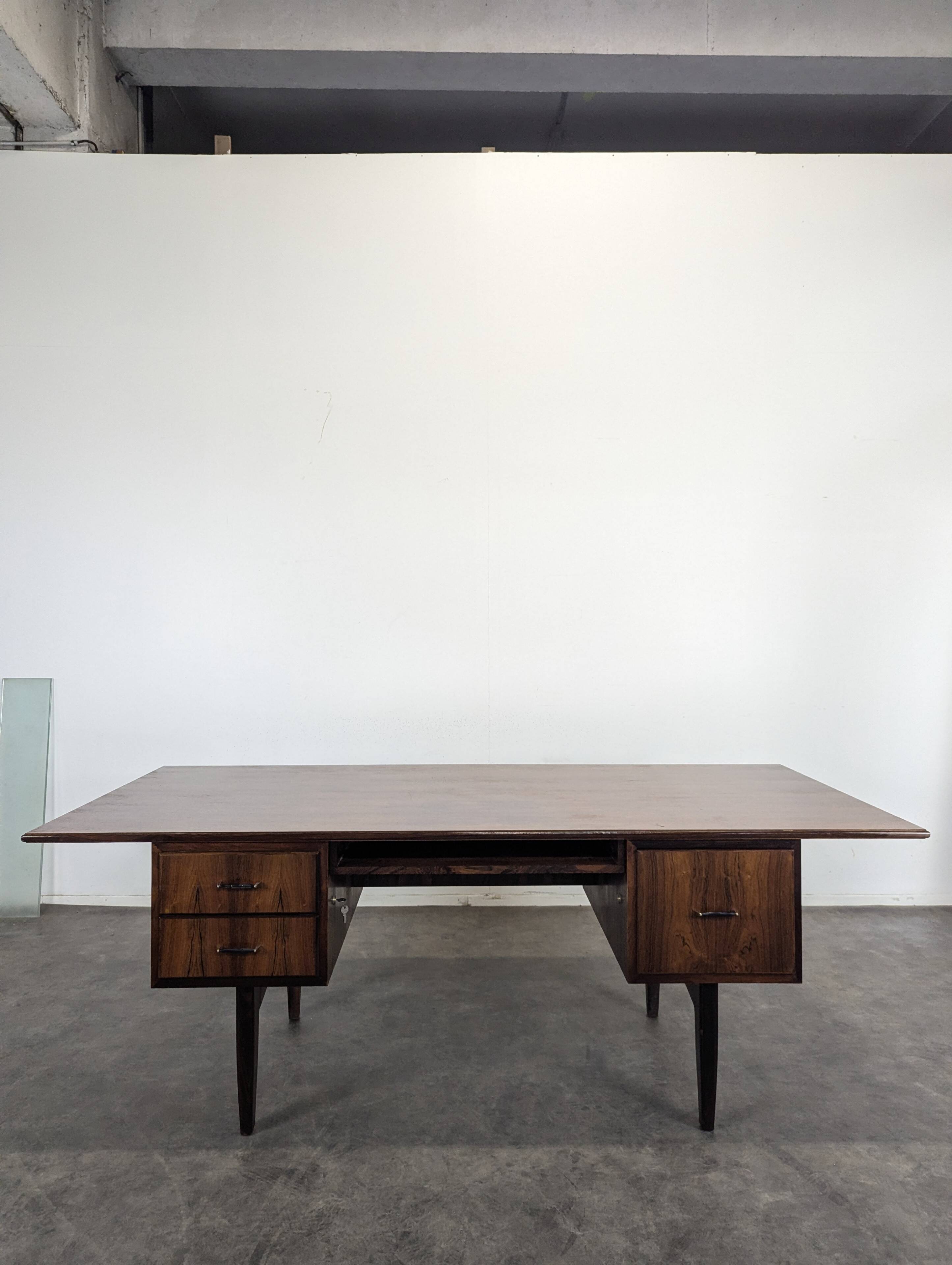 Bureau moderniste en bois exotique
