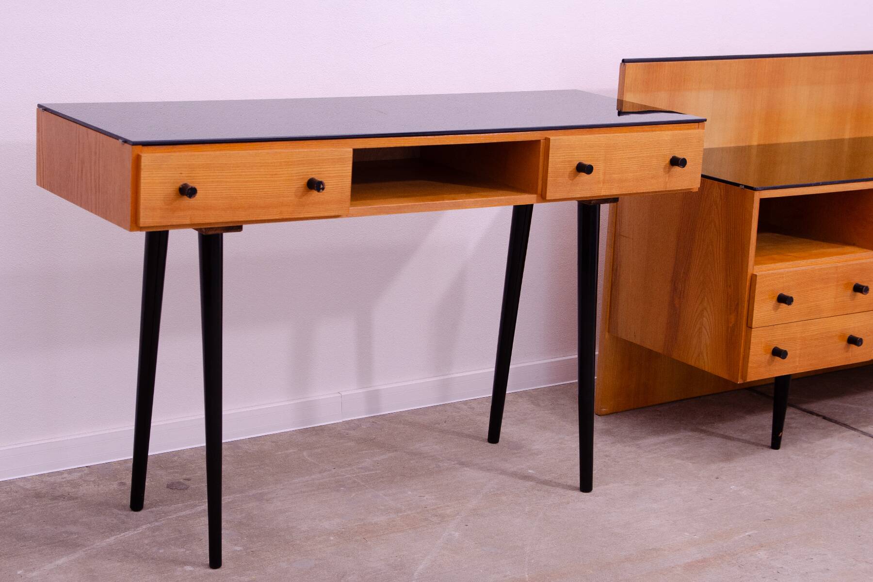 Armoire-bibliothèque vitrée vintage par Mojmír Požár, Tchécoslovaquie, 1960