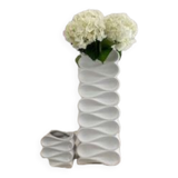 Paire de vases en faïence joliment ondulés.