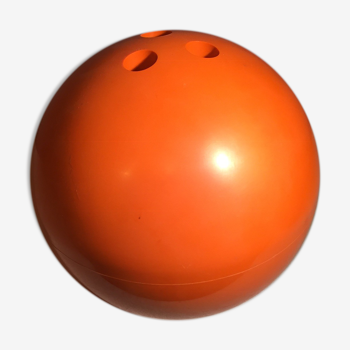 Bowling ball-shaped ice bucket