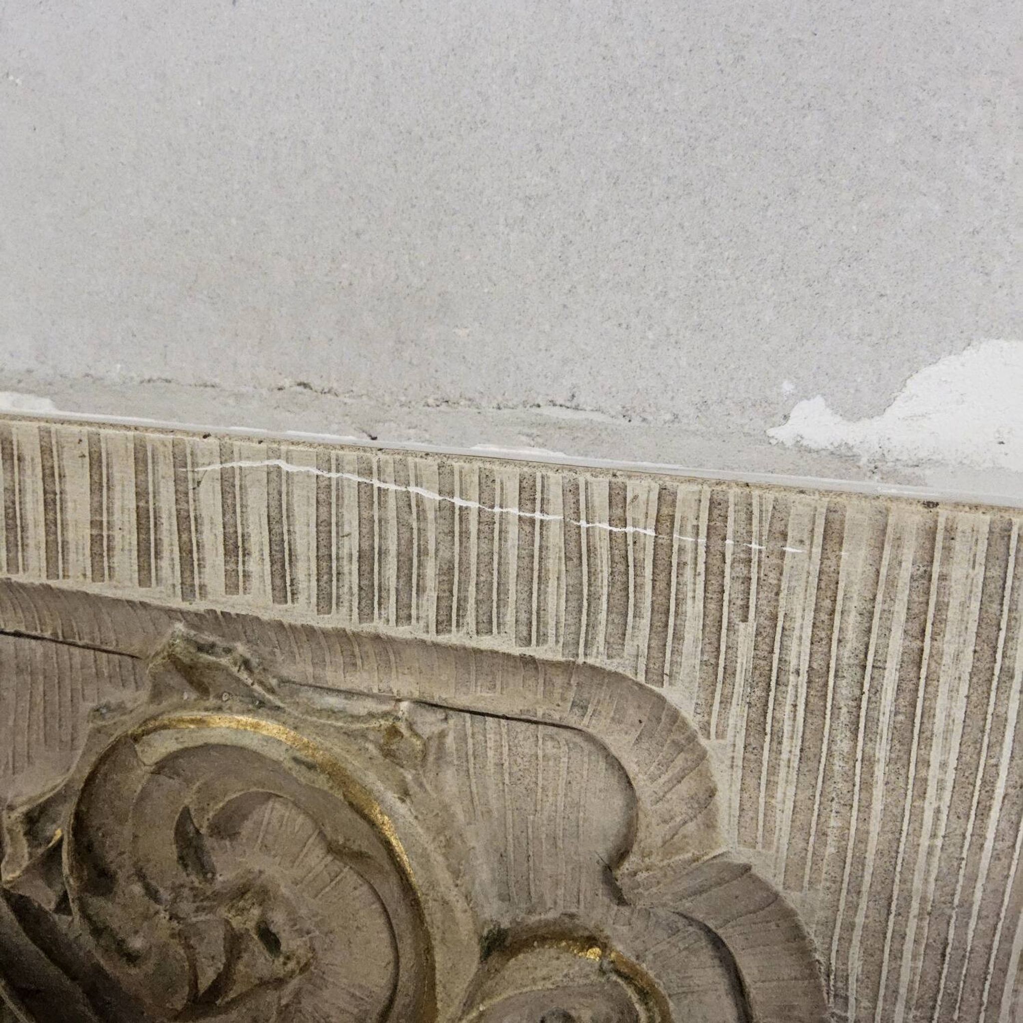 Cheminée en plâtre néoclassique avec des caryatides (femmes nues)