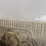 Cheminée en plâtre néoclassique avec des caryatides (femmes nues)