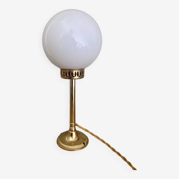 Vintage globe table lamp in white opaline