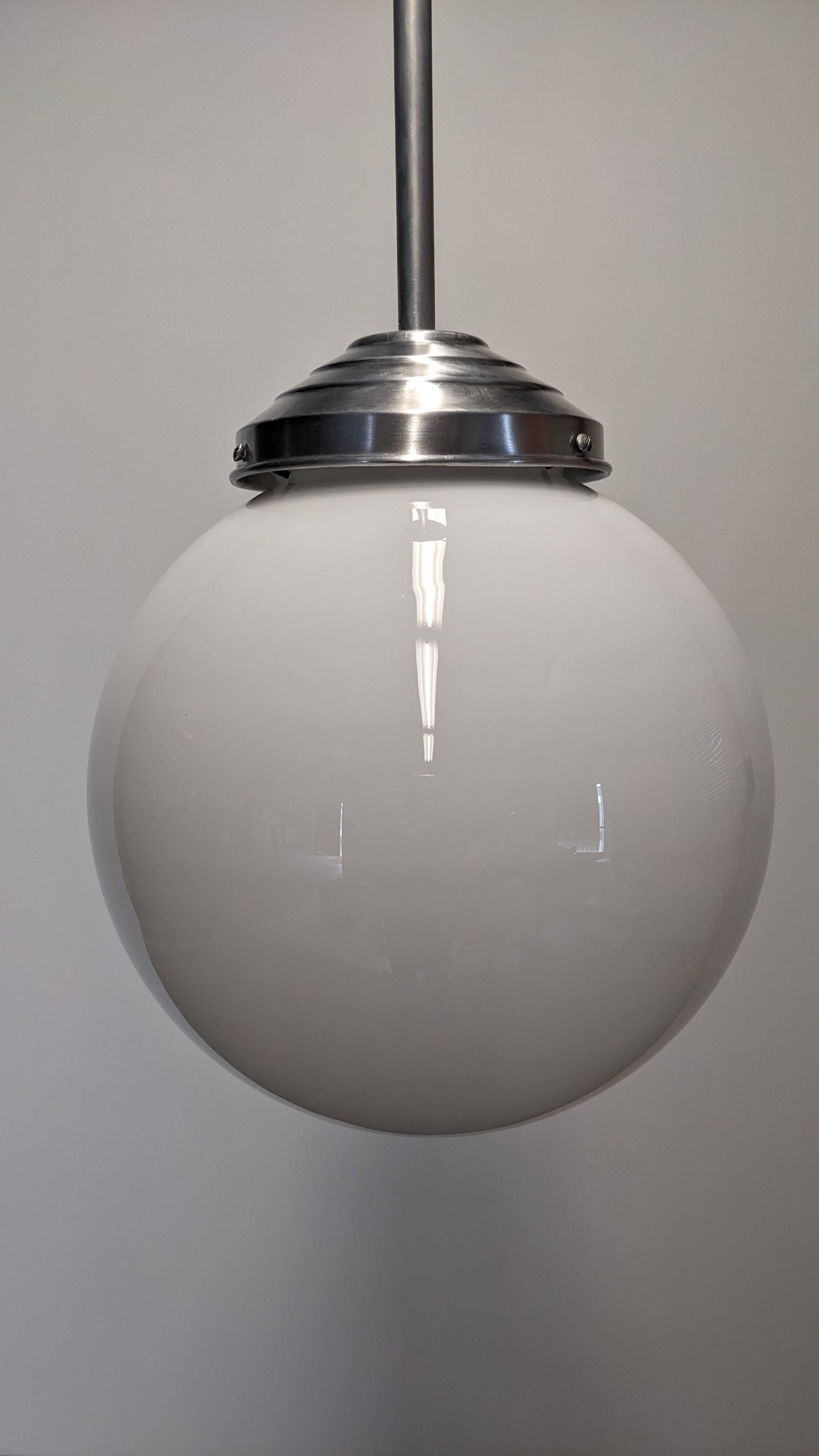 Suspension boule XL Art déco en opaline blanche, France vers 1920