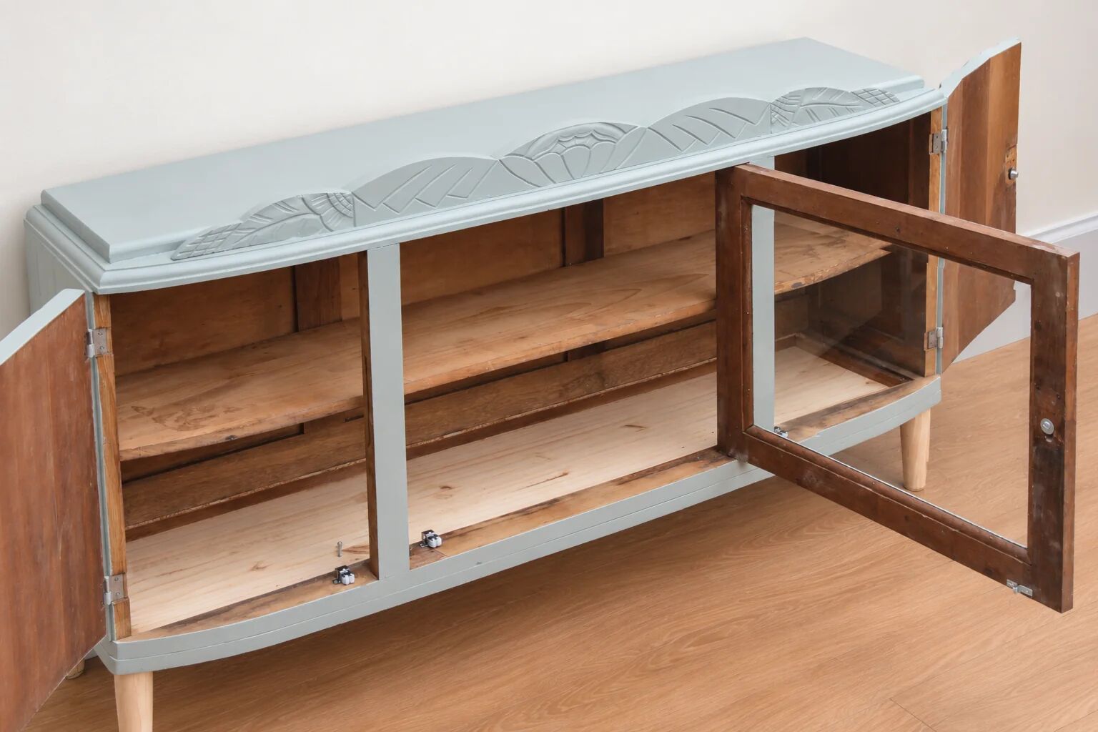 Art Deco sideboard renovated in blue-grey – Bevelled glass and wooden legs – 132.5 cm