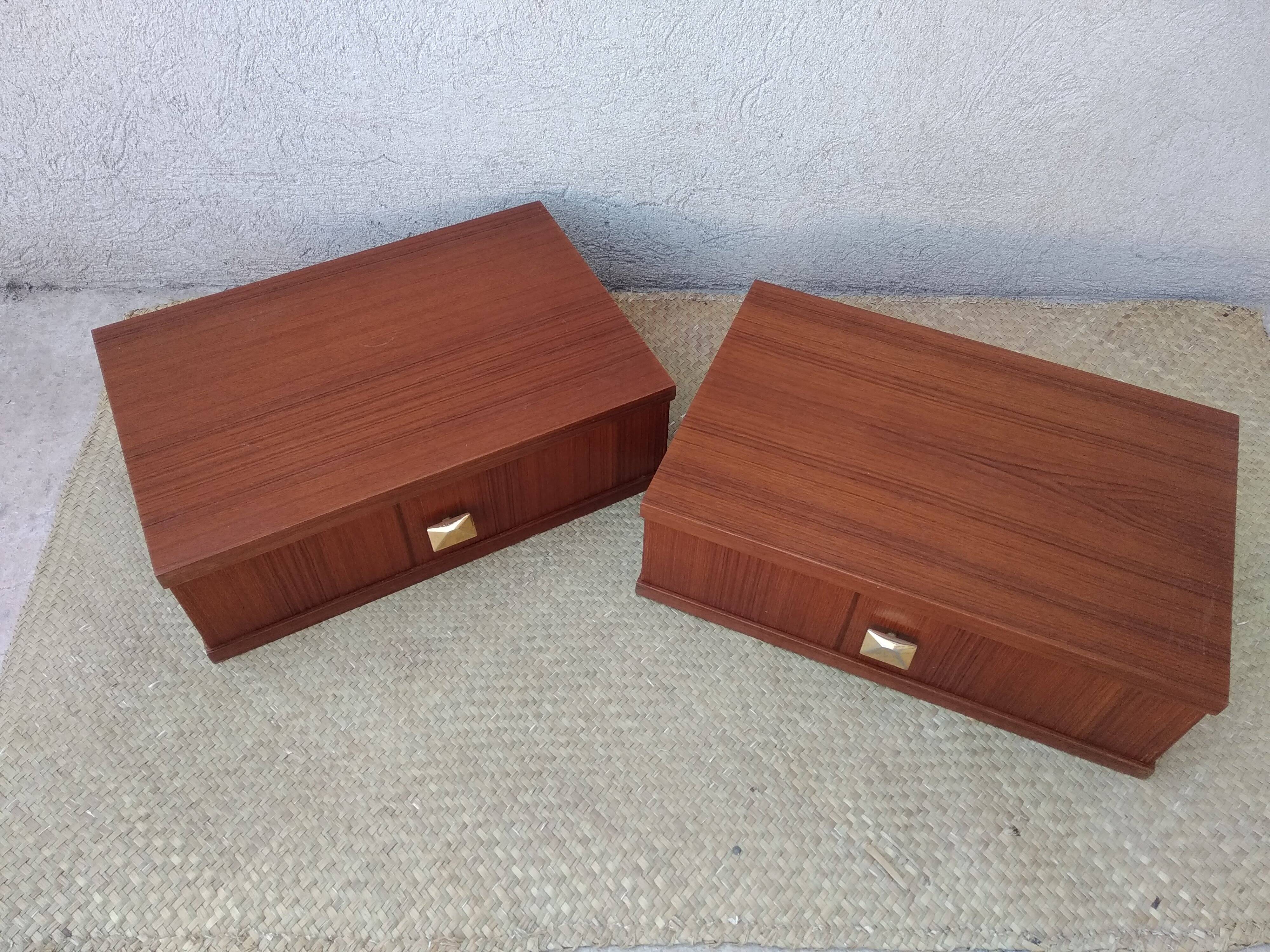 Paire de tables de chevet suspendues en teck