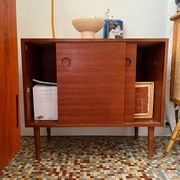 Buffet en teck à portes coulissantes, 1960