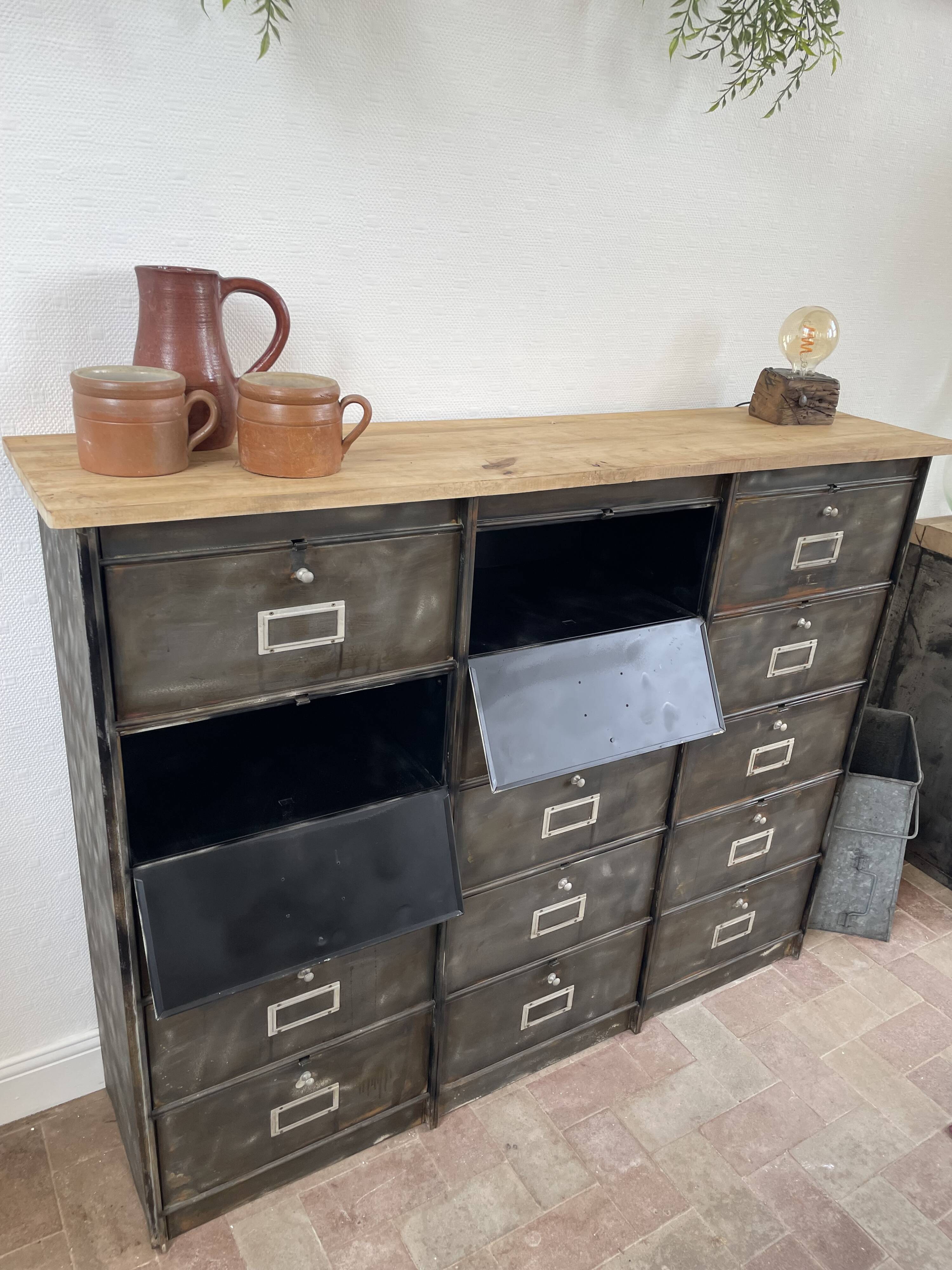Renovated metal furniture with 15 roneo flaps.