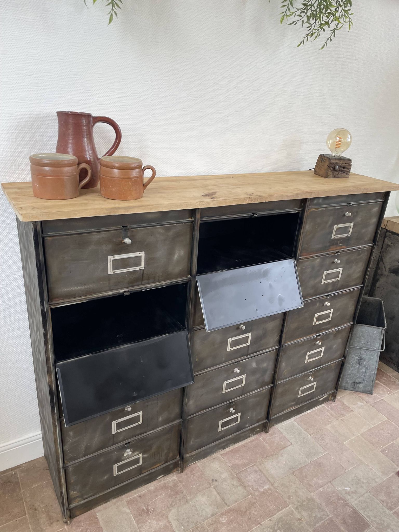 Metal furniture with 15 renovated roneo flaps.