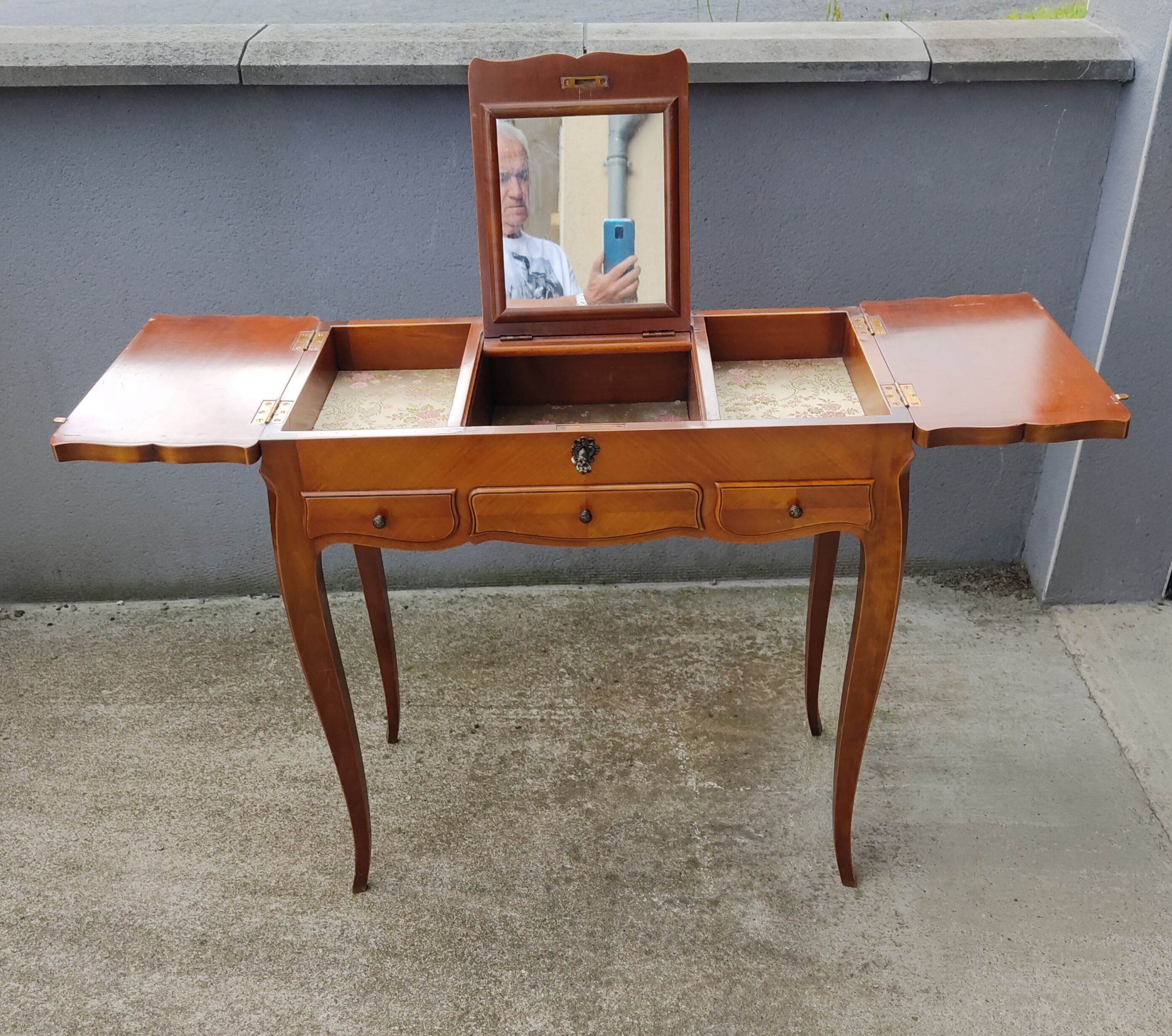 1950s tackle hairdresser with 3 drawers