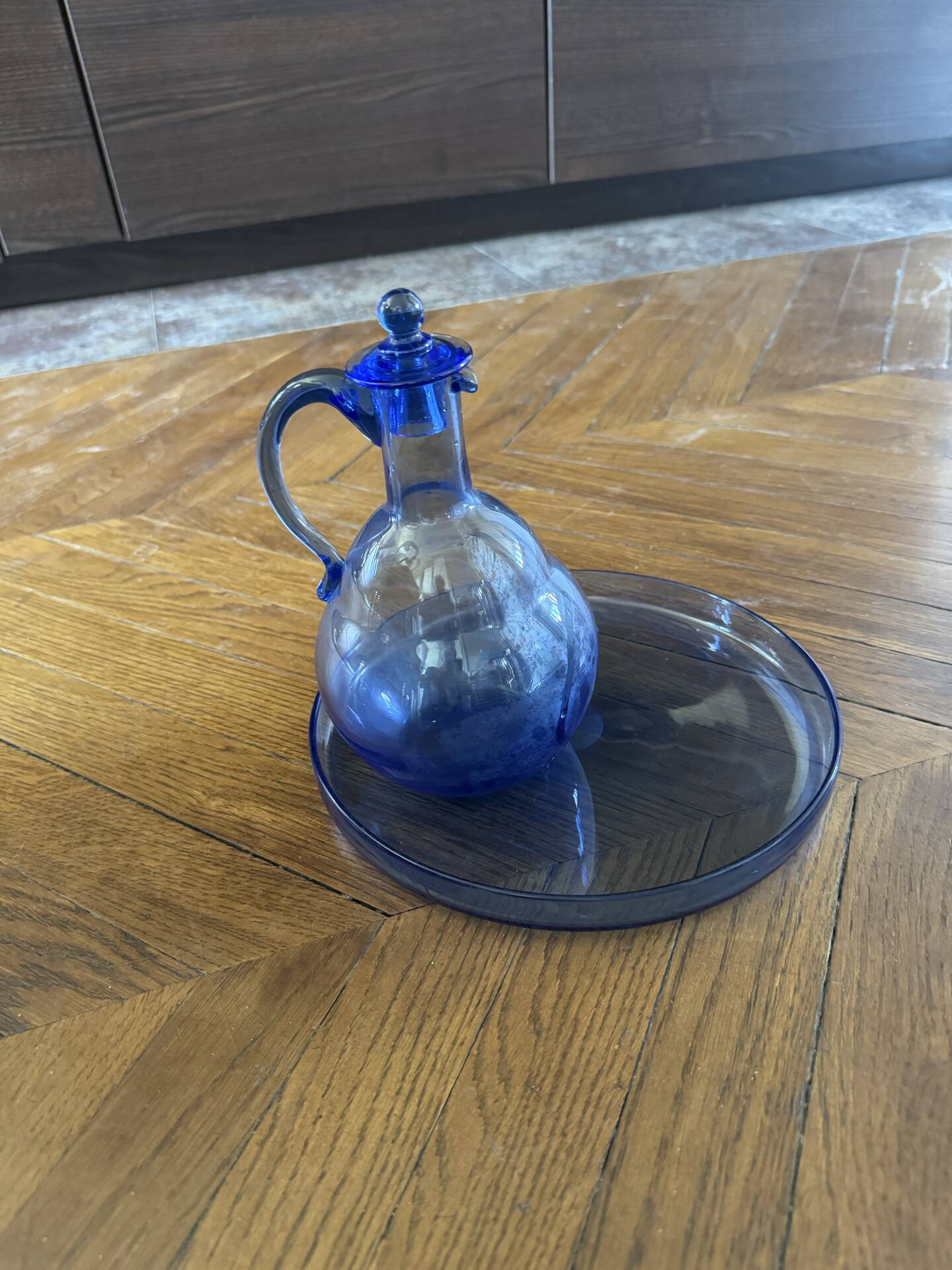 Set of a carafe with its blue glass tray.