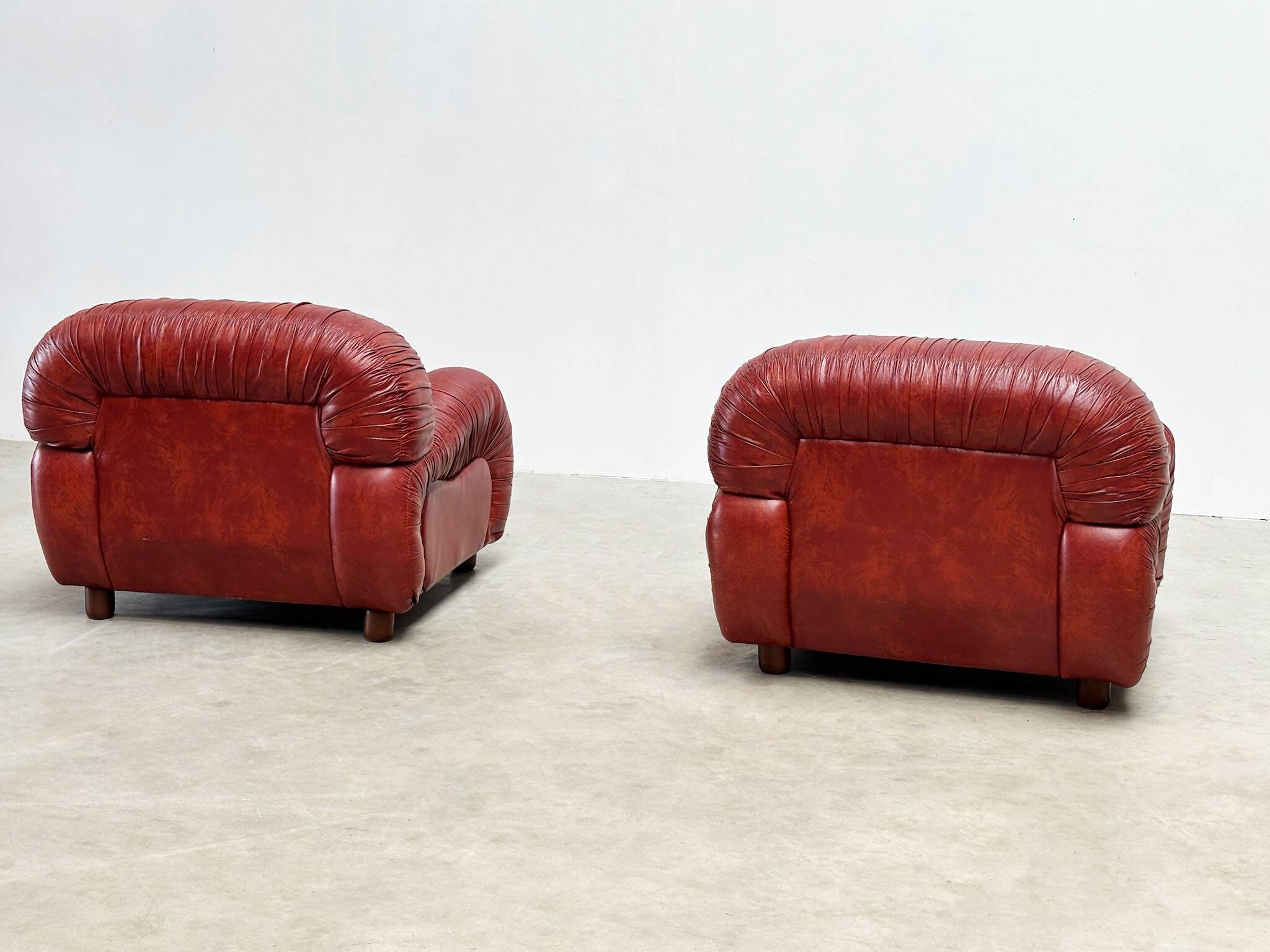 Set of two bordeaux Italian lounge chairs