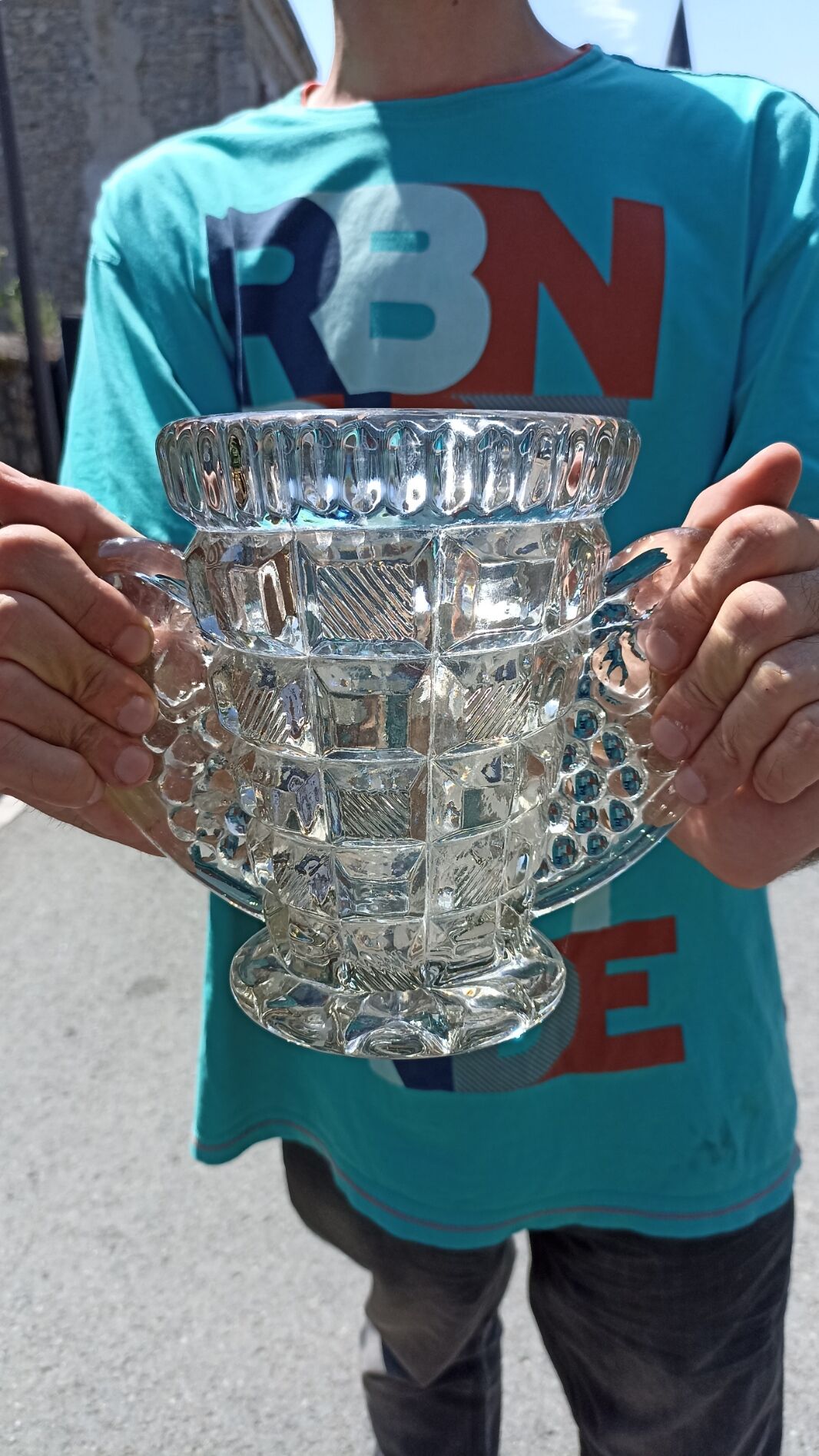 Art Deco bee-shaped vase in thick crystal