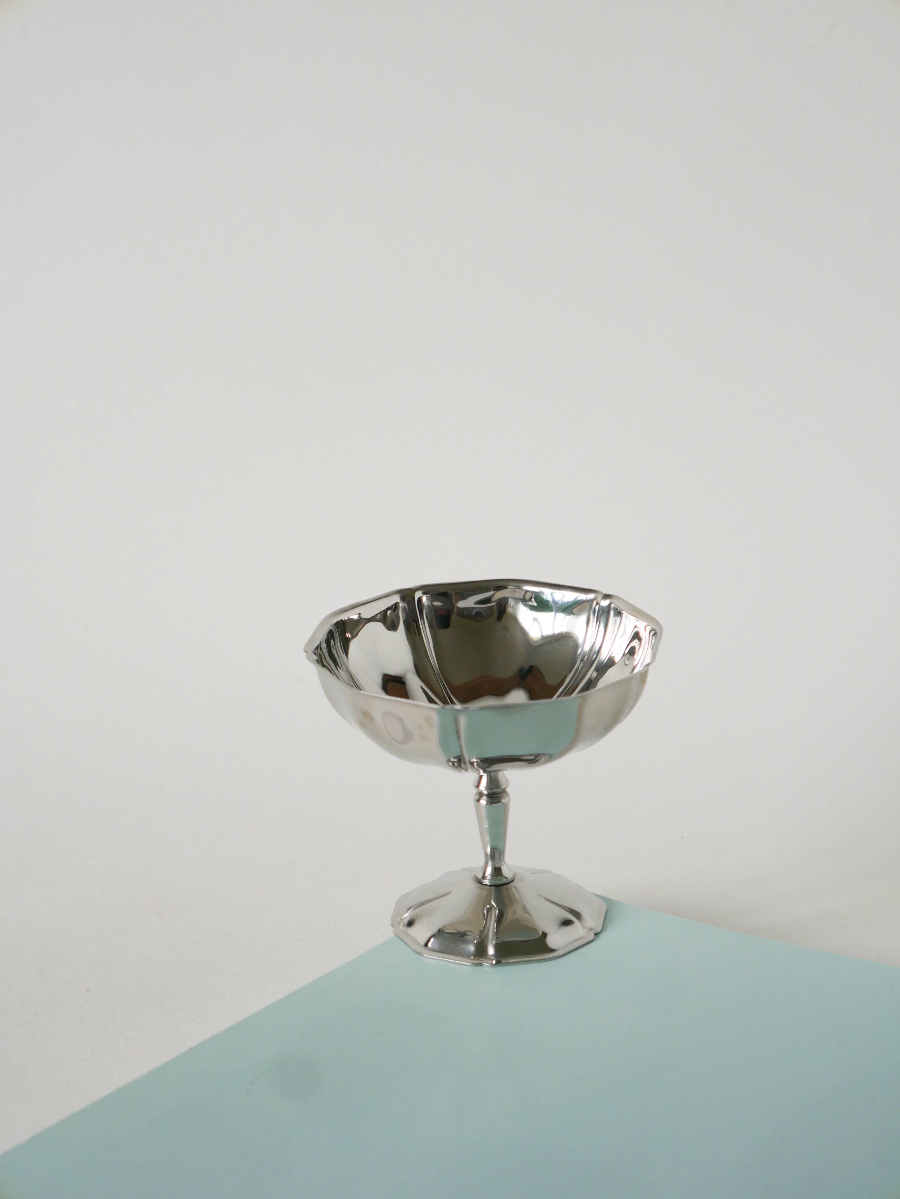 Lot de 6 coupes à glace en inox hautes, pieds fins travaillés, Design, 1970