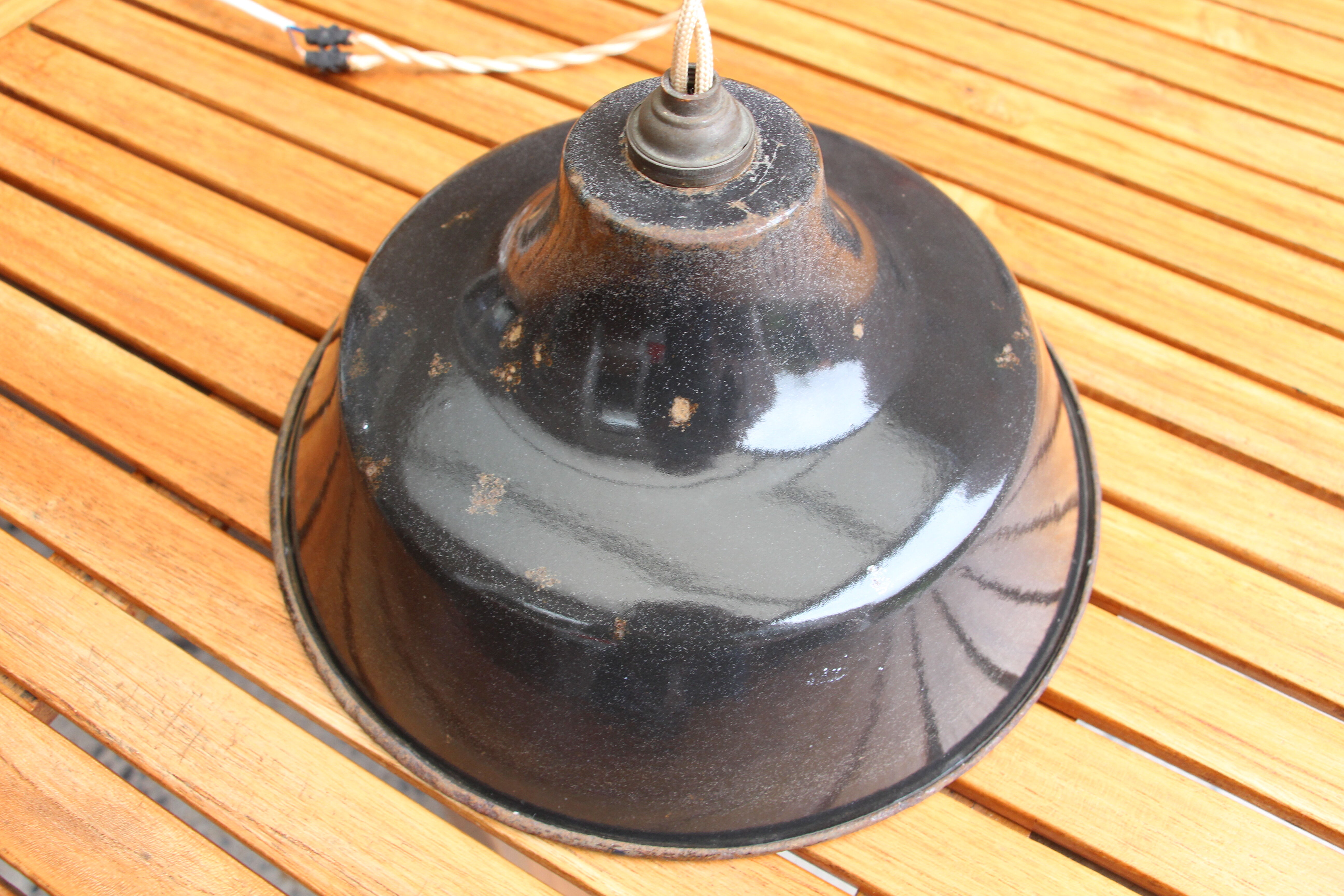 Suspension industrielle en tôle émaillée années 50