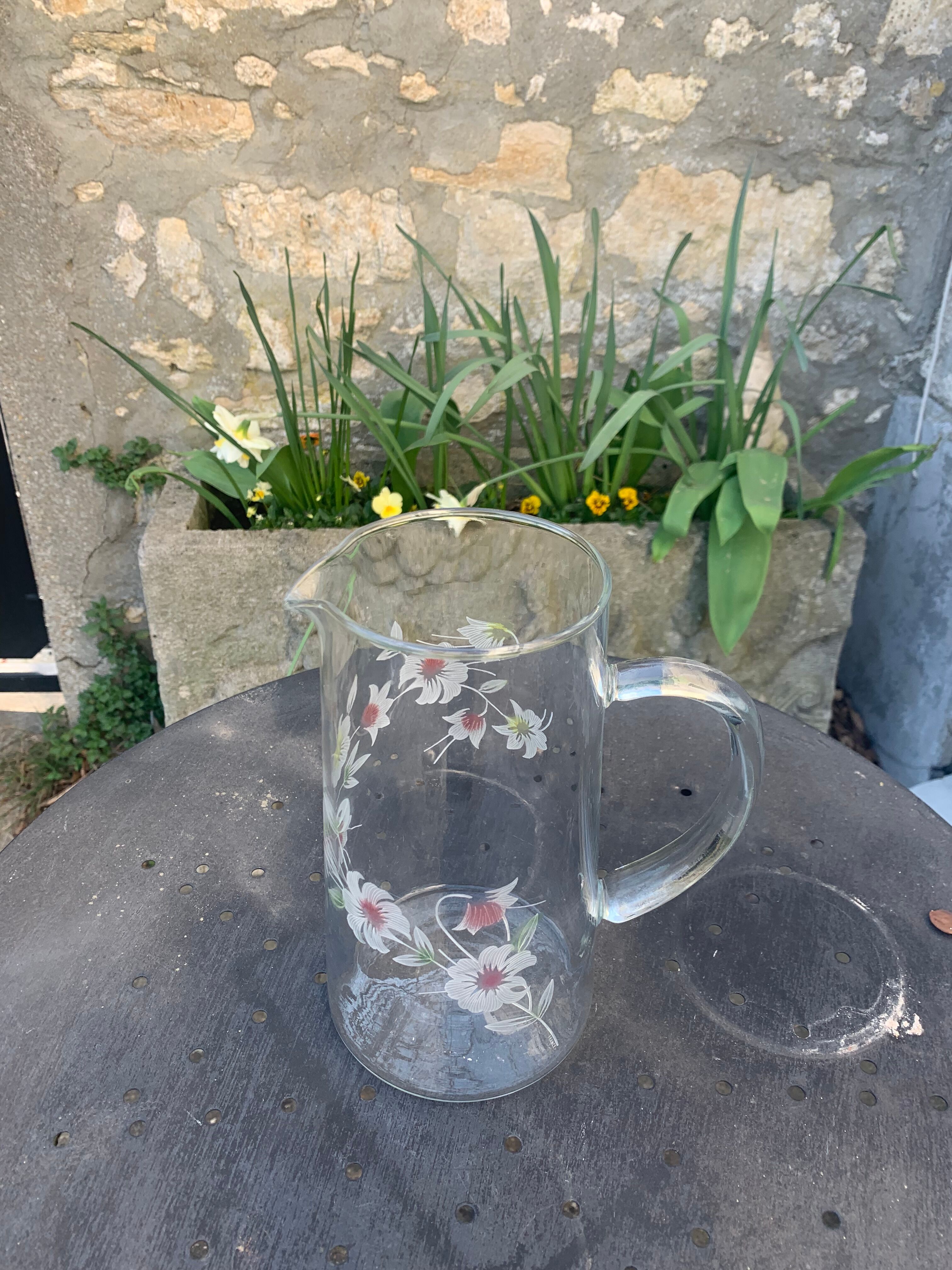Carafe à orangeade avec des fleurs gravées ancienne