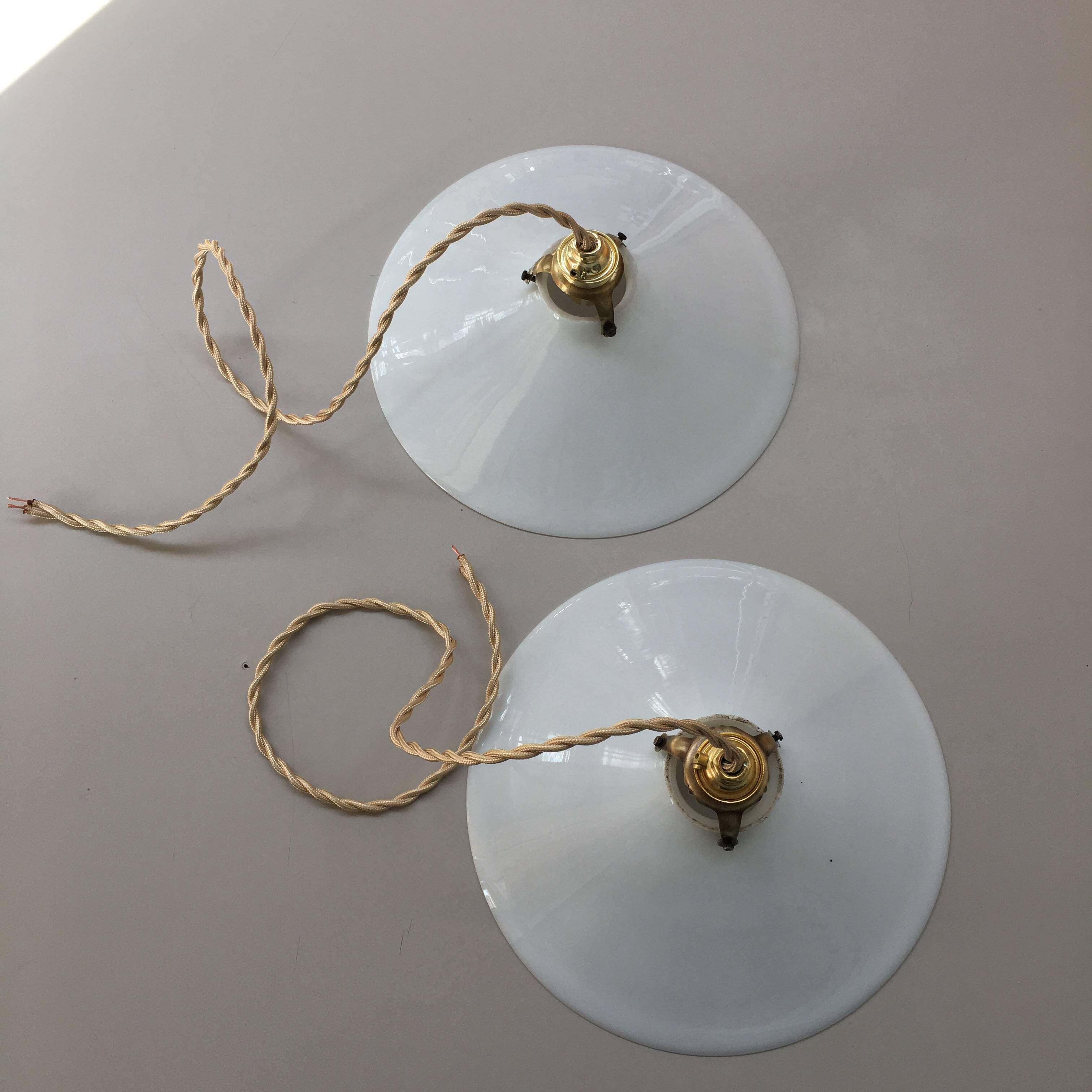 Paire de suspensions vintage en opaline blanche