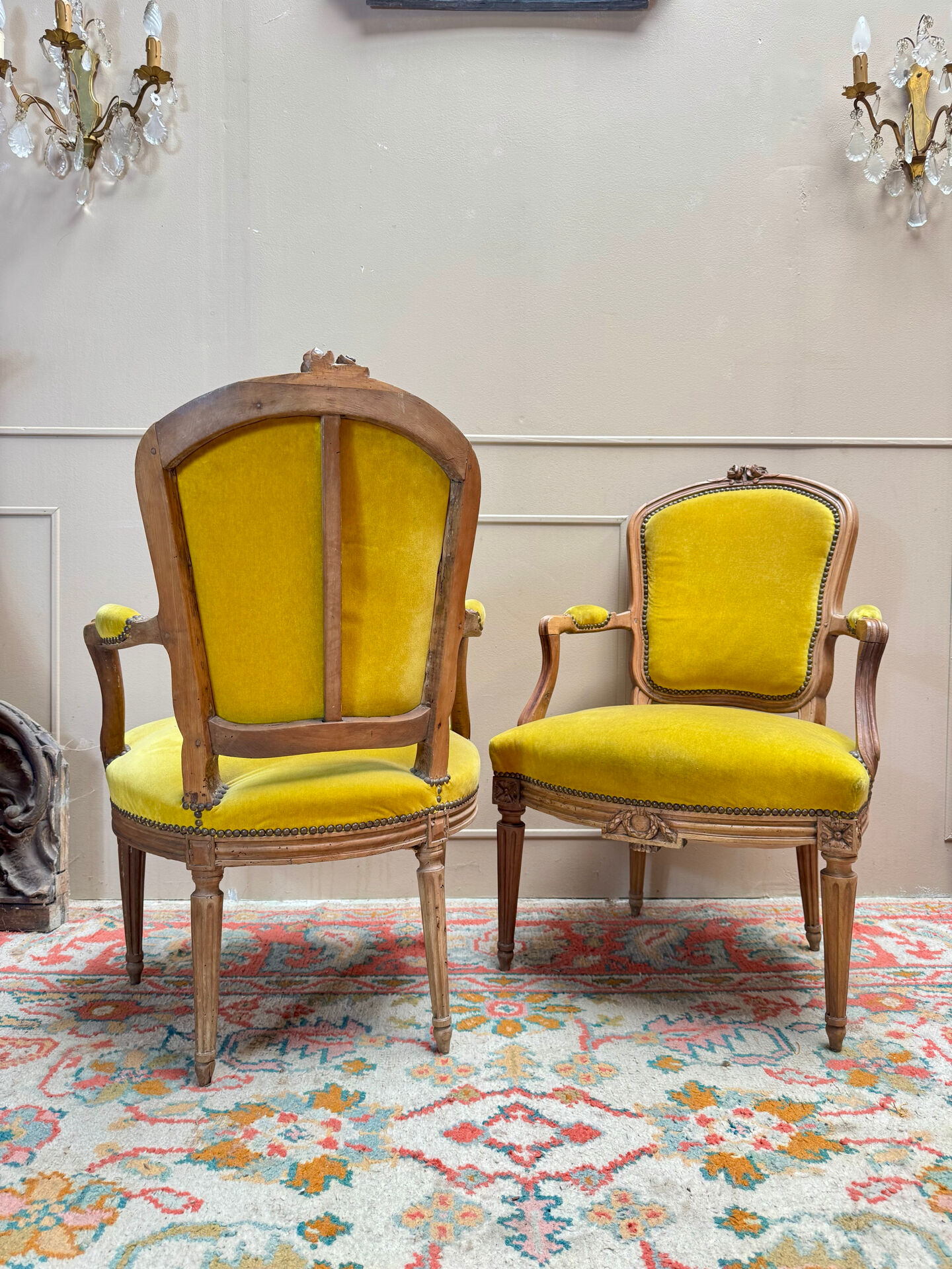 PAIRE DE FAUTEUILS EN CABRIOLET D’ÉPOQUE TRANSITION XVIII EME SIÈCLE
