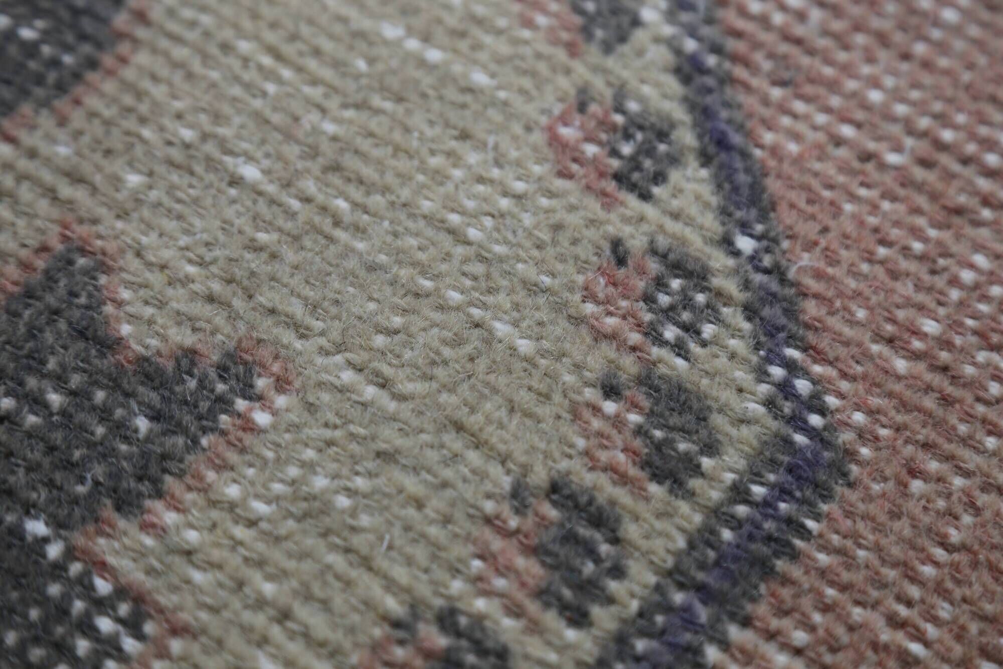 Vintage multicoloured Turkish rug with floral medallion, 125 × 213 cm