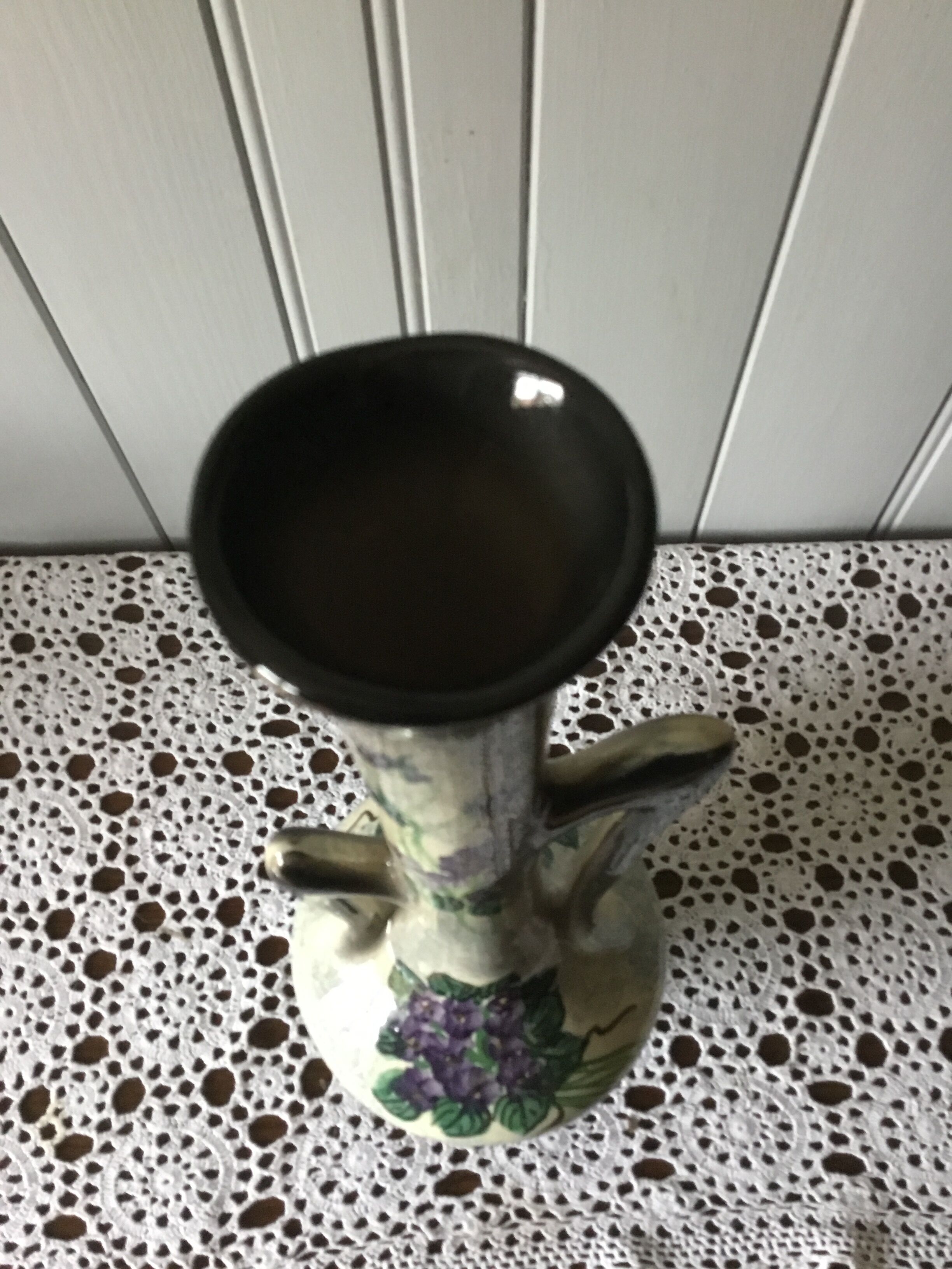 Vase à motifs violettes vintage