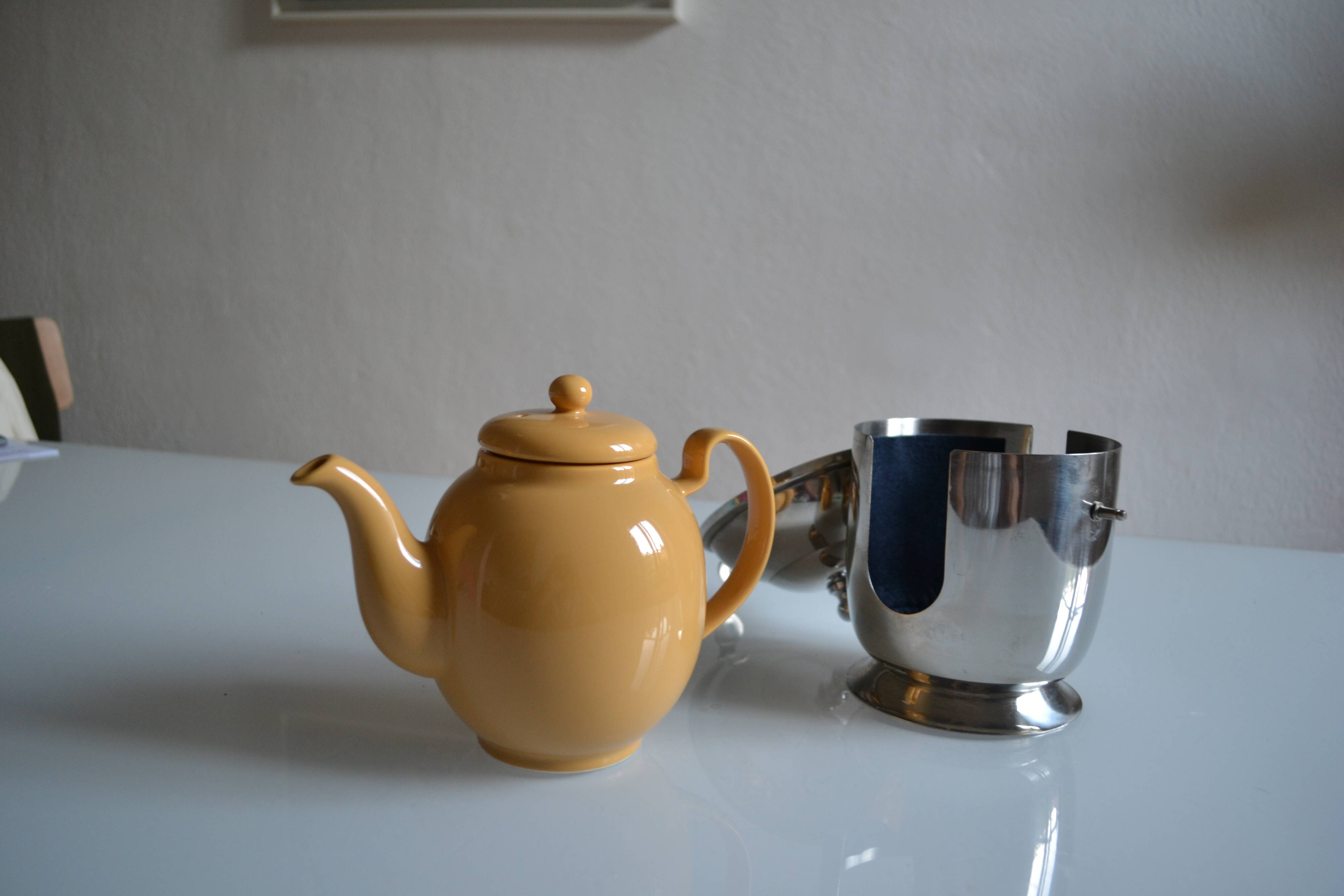 Insulated ceramic teapot with metal and felt 0.5 liters