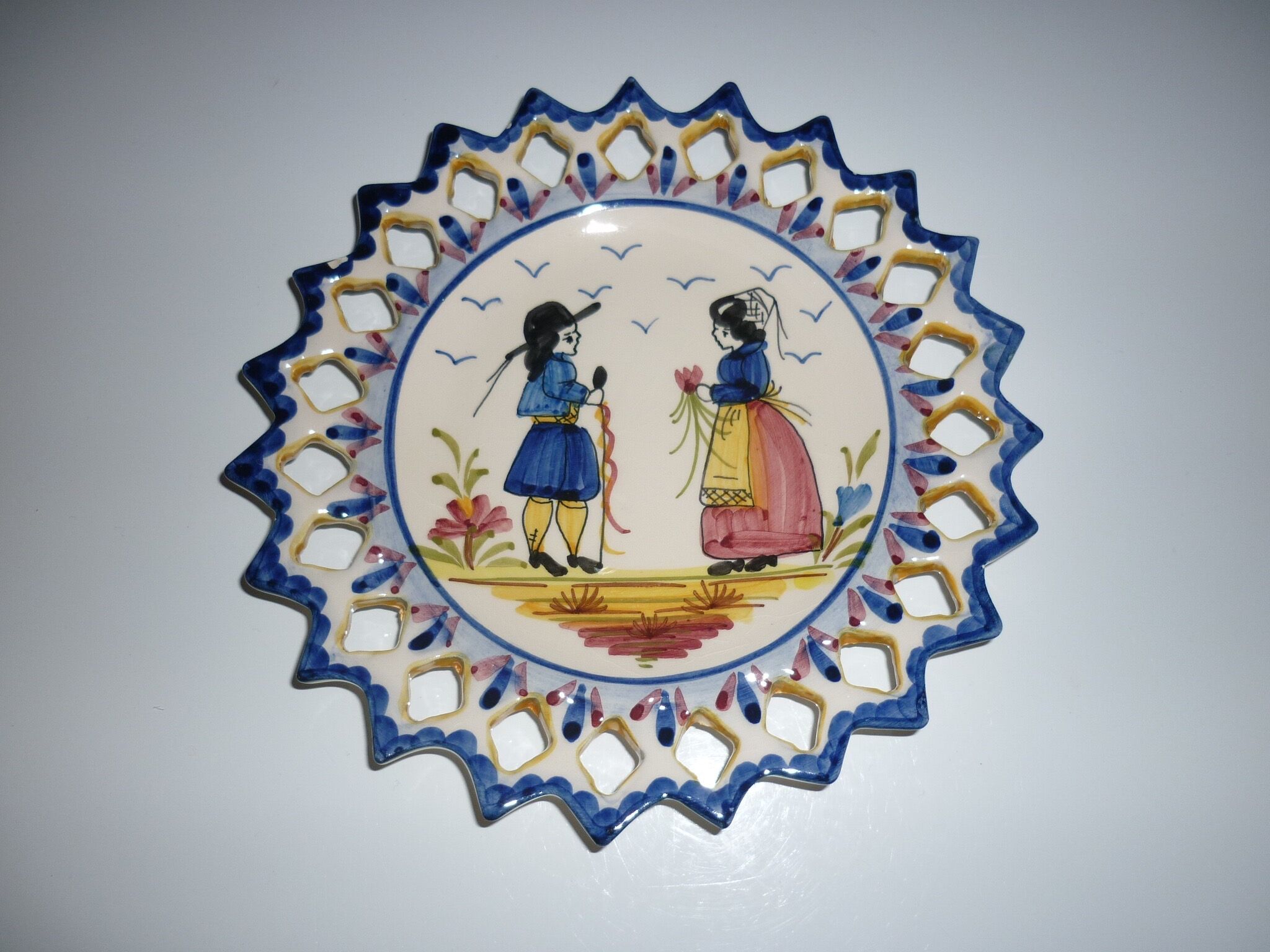 Assiette à beurre ajourée