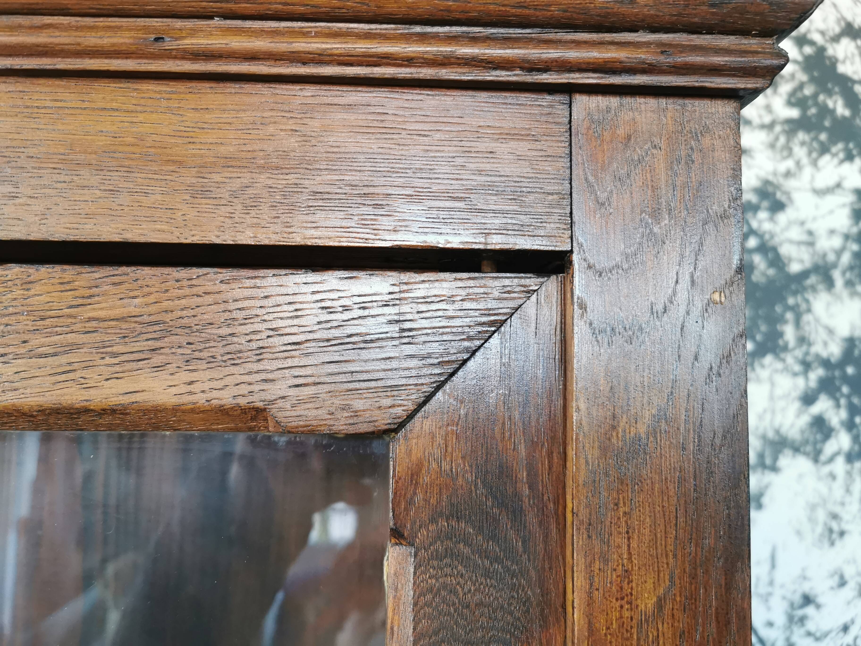 Library, wooden showcase