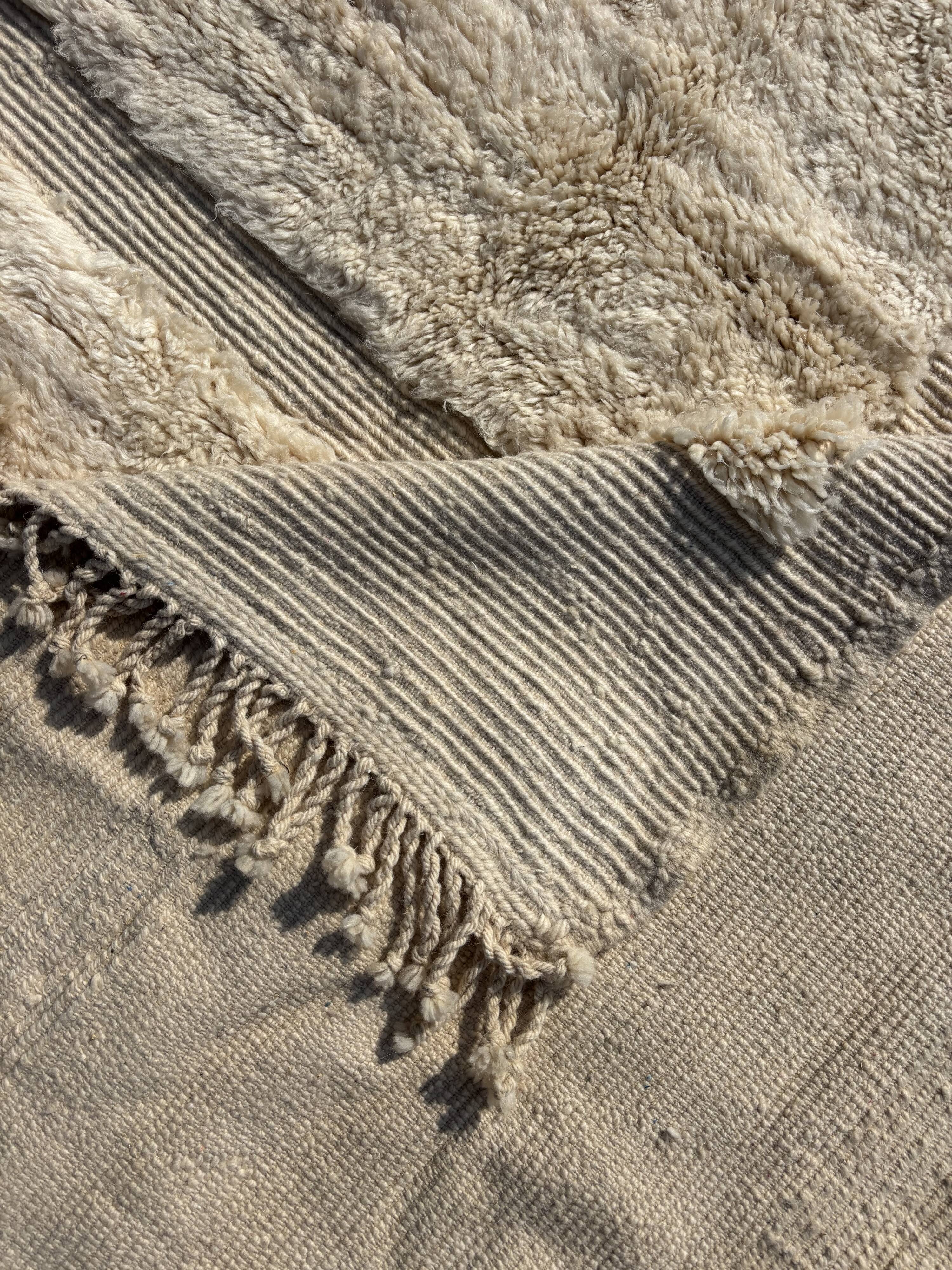 Tapis berbère marocain Beni ouarain M'rirt en laine blanche