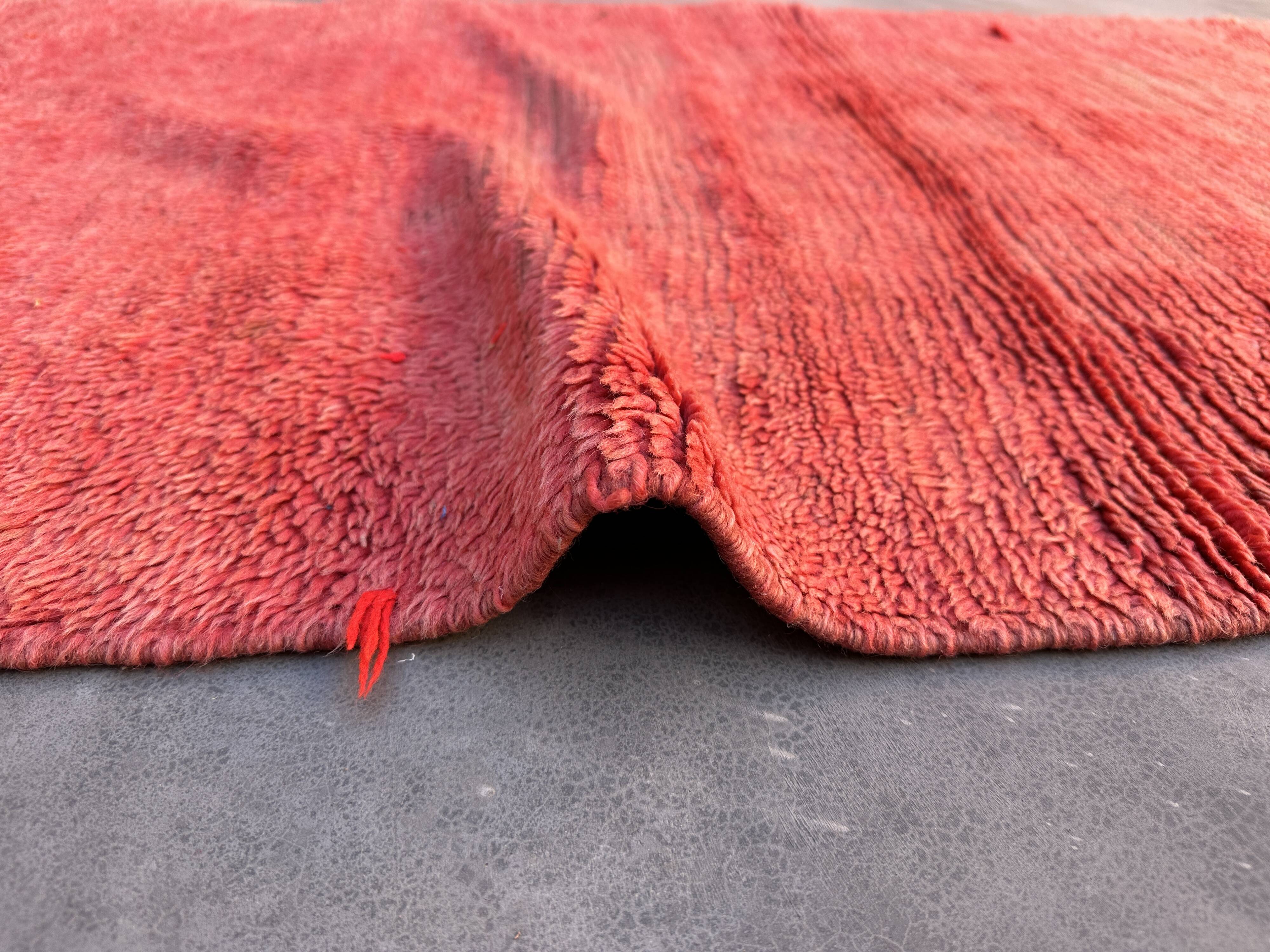 Moroccan rug Beni M'Guild red - 320 x 90 cm