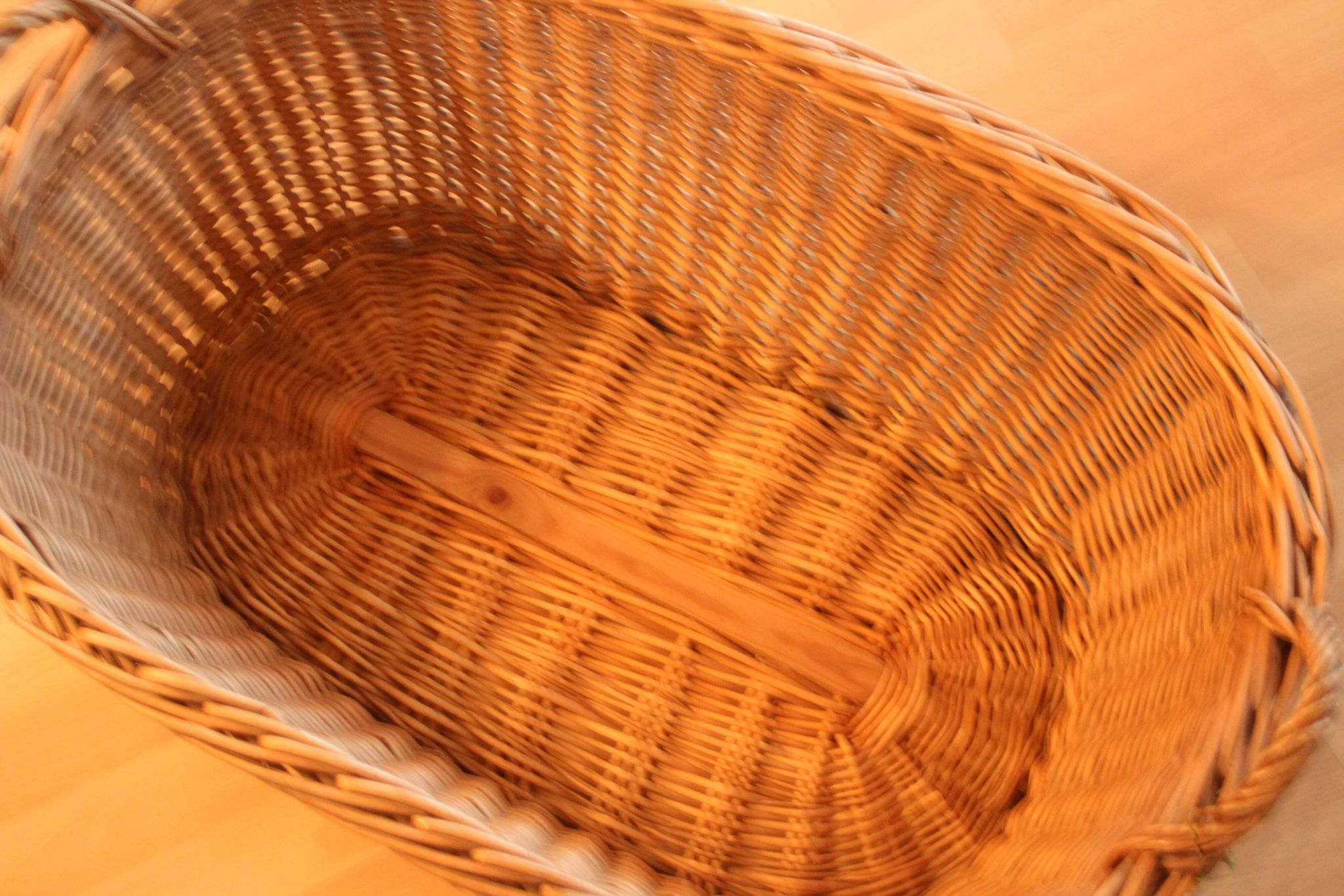 Panier de blanchisserie en osier avec deux poignées