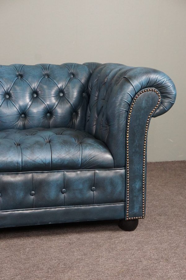 Chesterfield sofa buttoned in blue cowhide, 2.5 seats