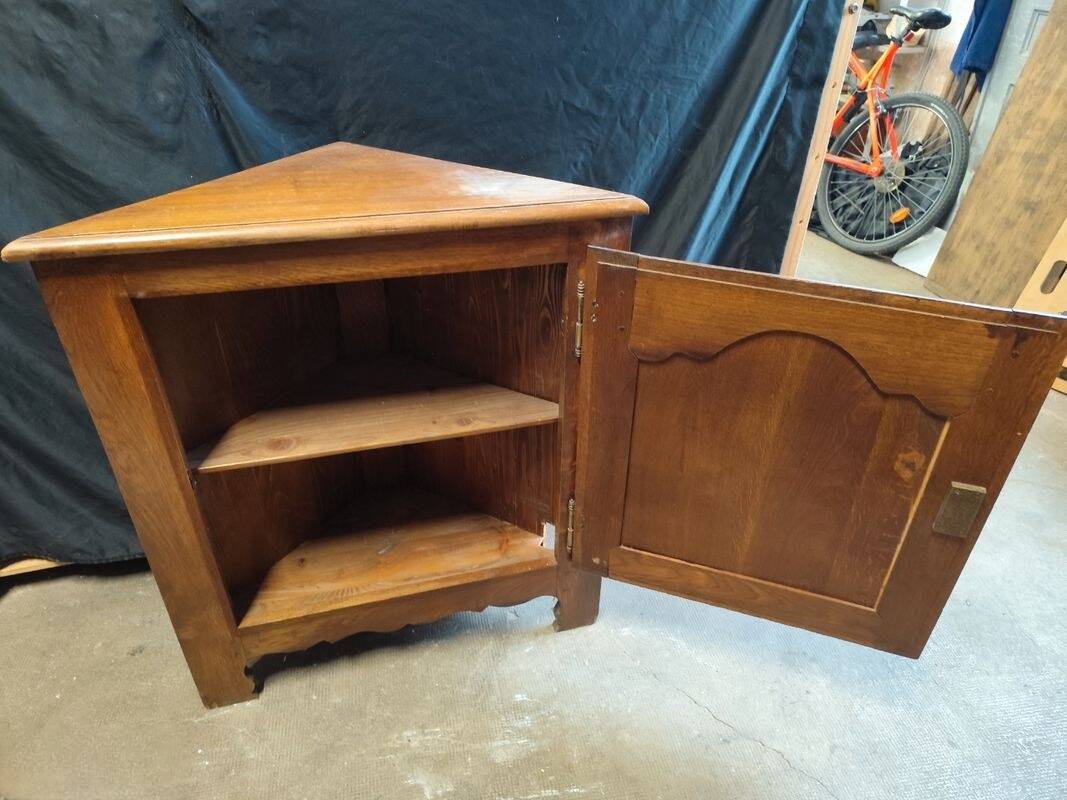 Corner wardrobe in solid wood rustic style