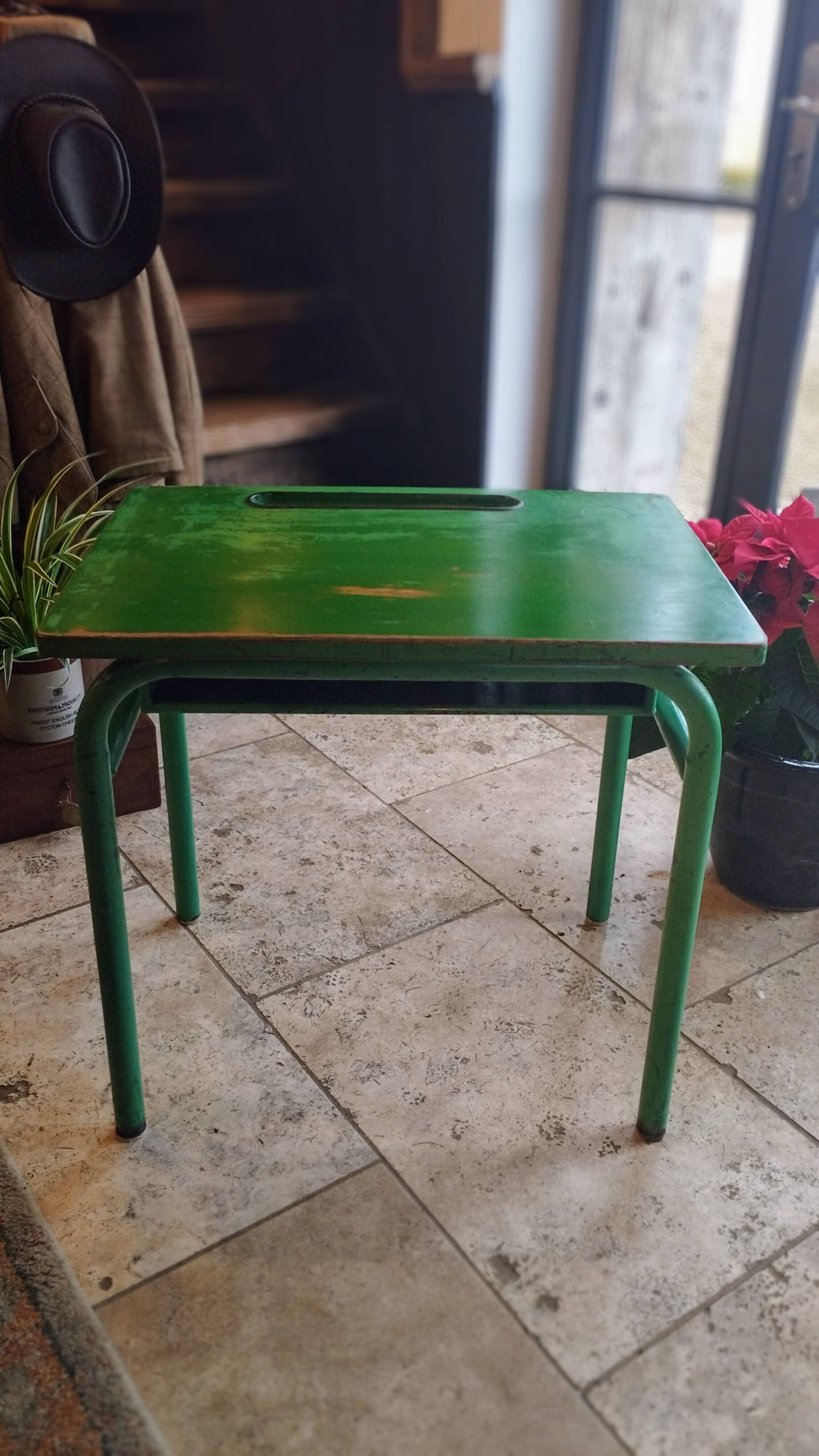 Bureau d'écolier des années 1960 sur peinture verte d'origine