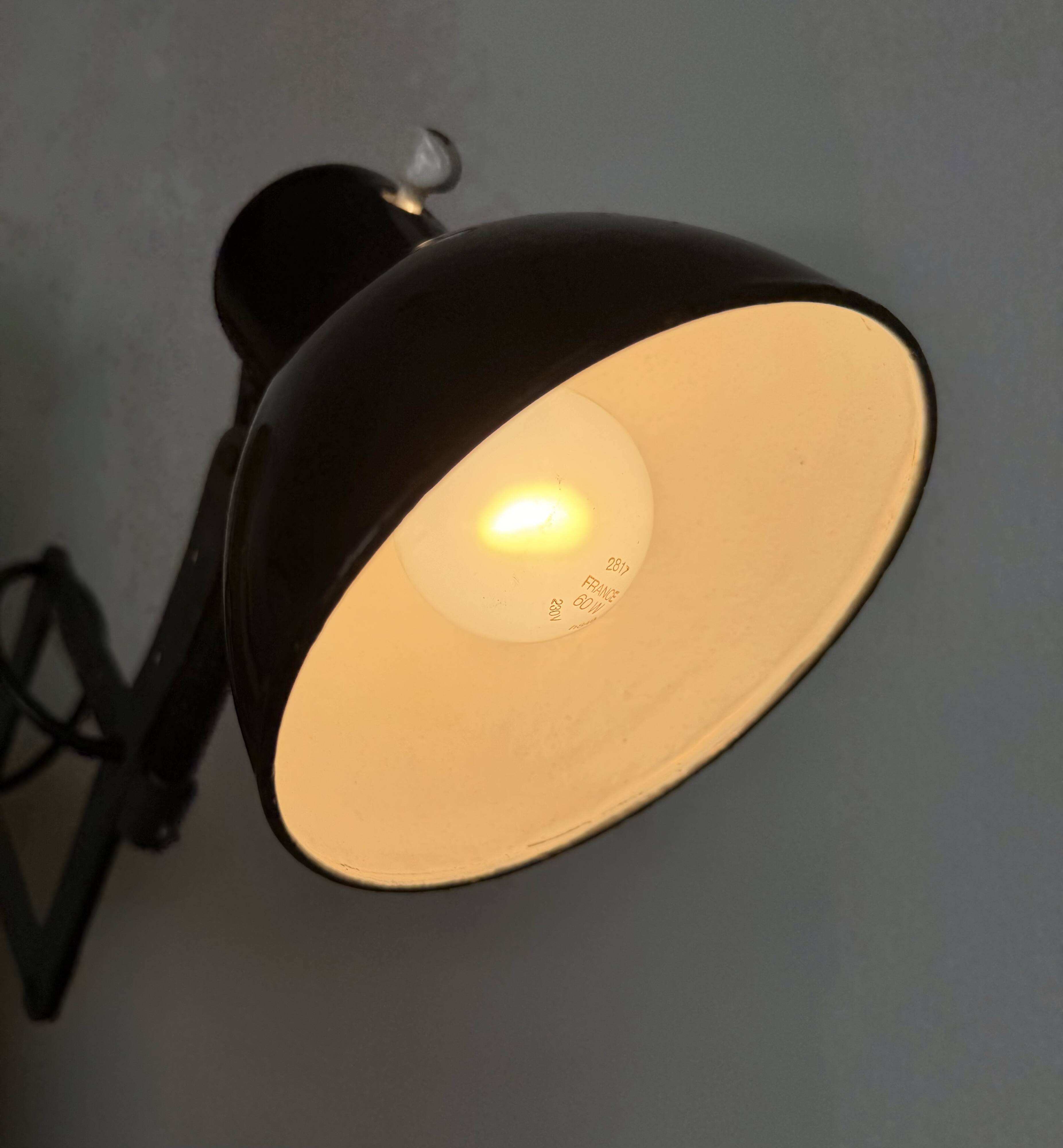 Lampe murale à ciseaux en émail noir industriel, années 1950