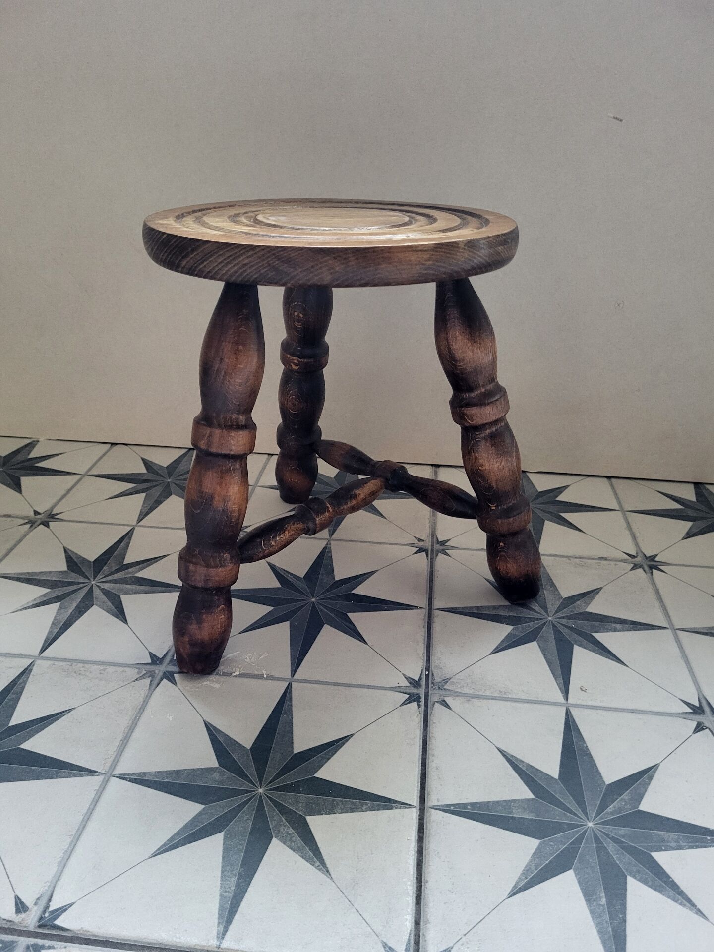 Tabouret tripode