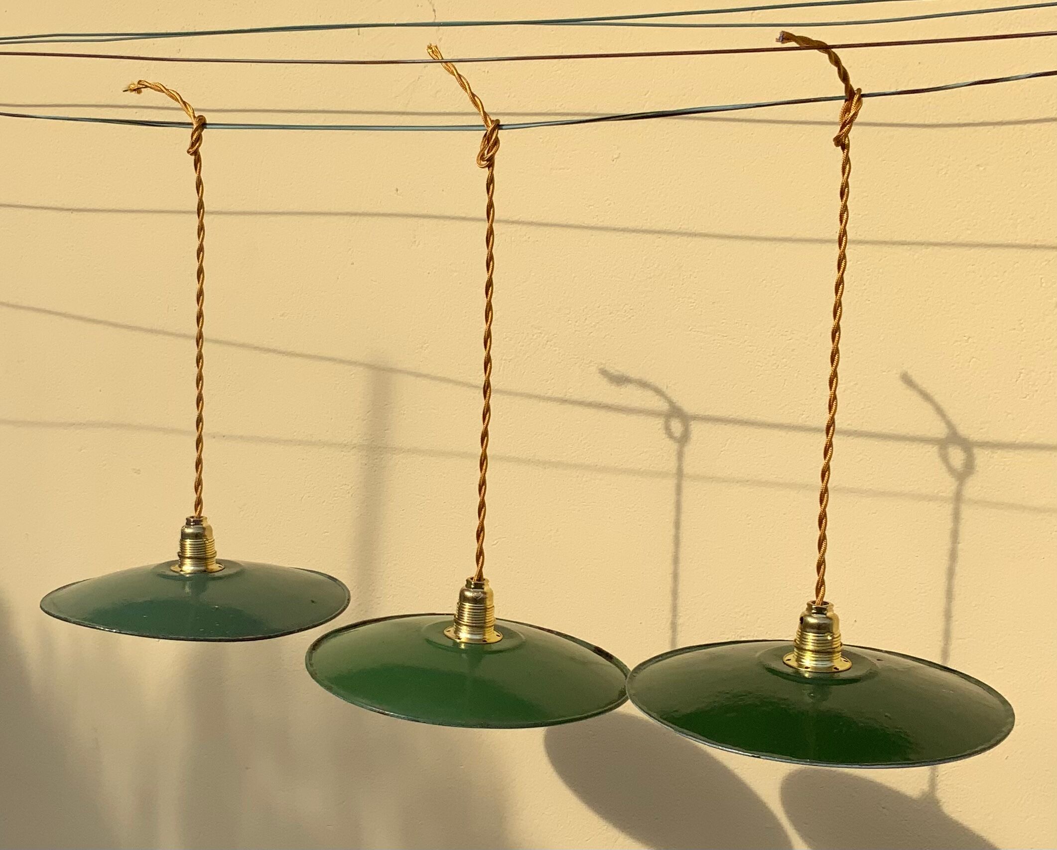 Trio de suspensions anciennes en tôle émaillée verte et blanche fils dorés douille laiton