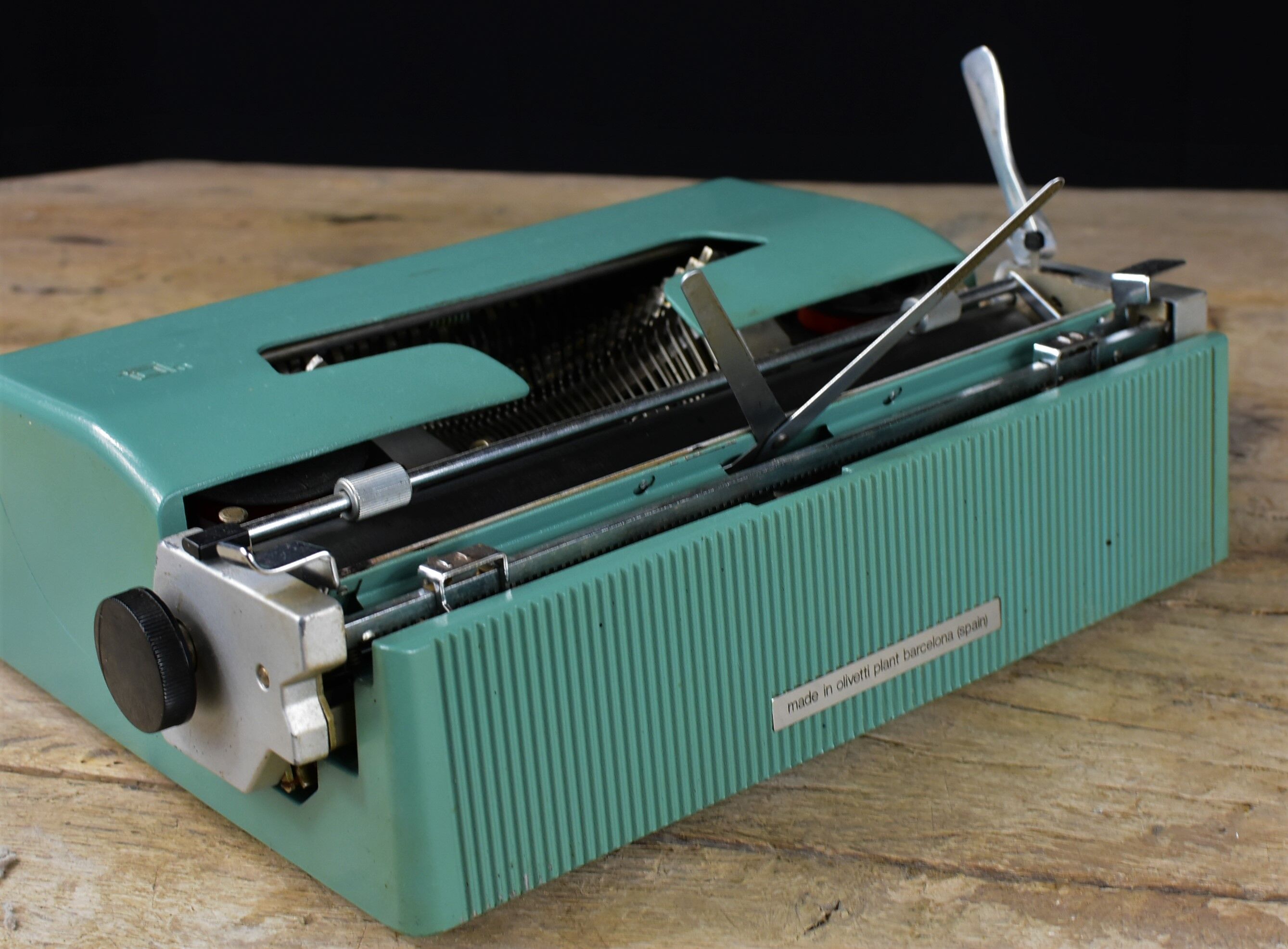 Typewriter Olivetti lettéra 32