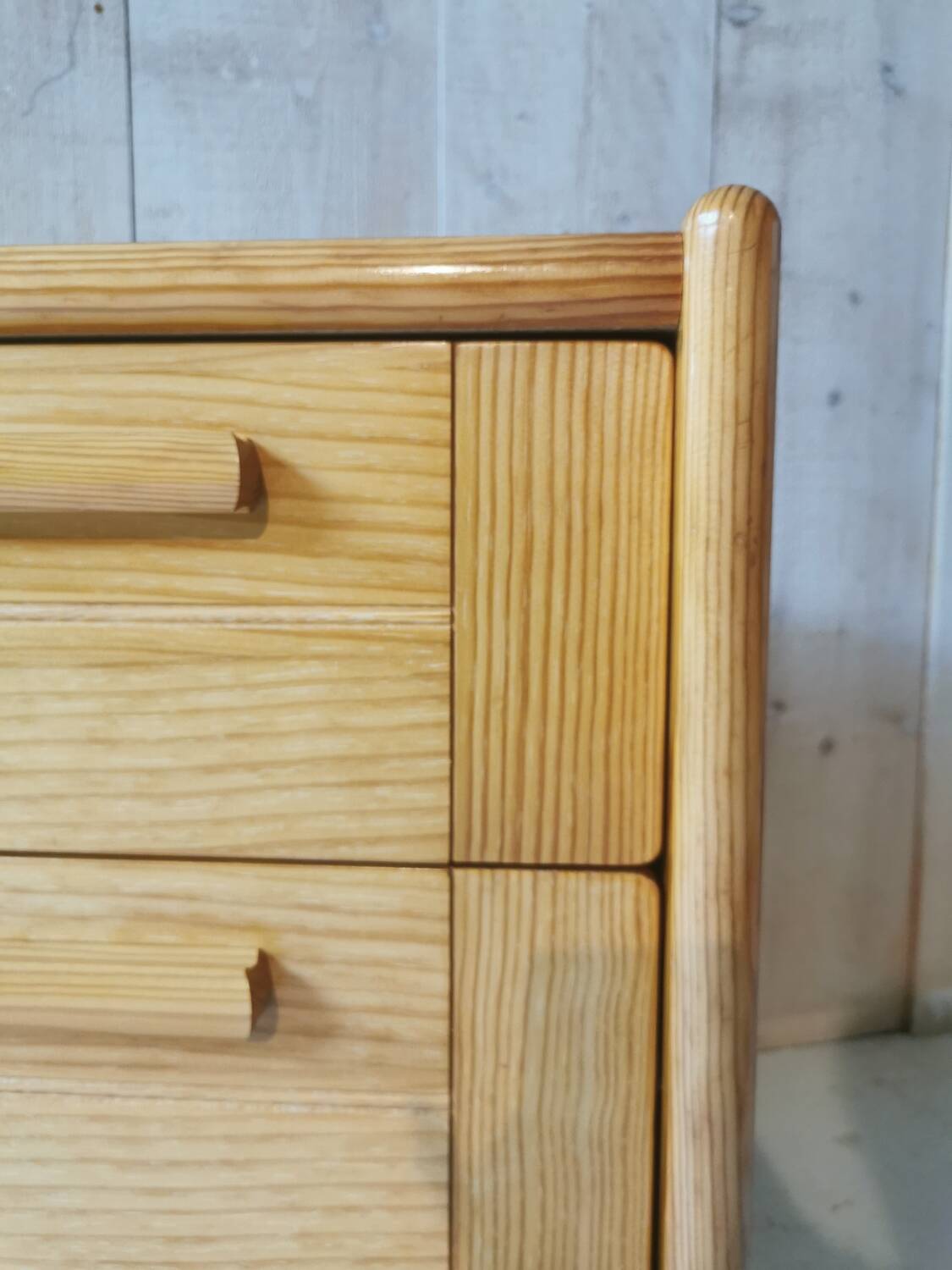 Pine chest of drawers