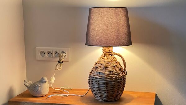 Lampe Dame Jeanne rotin vintage