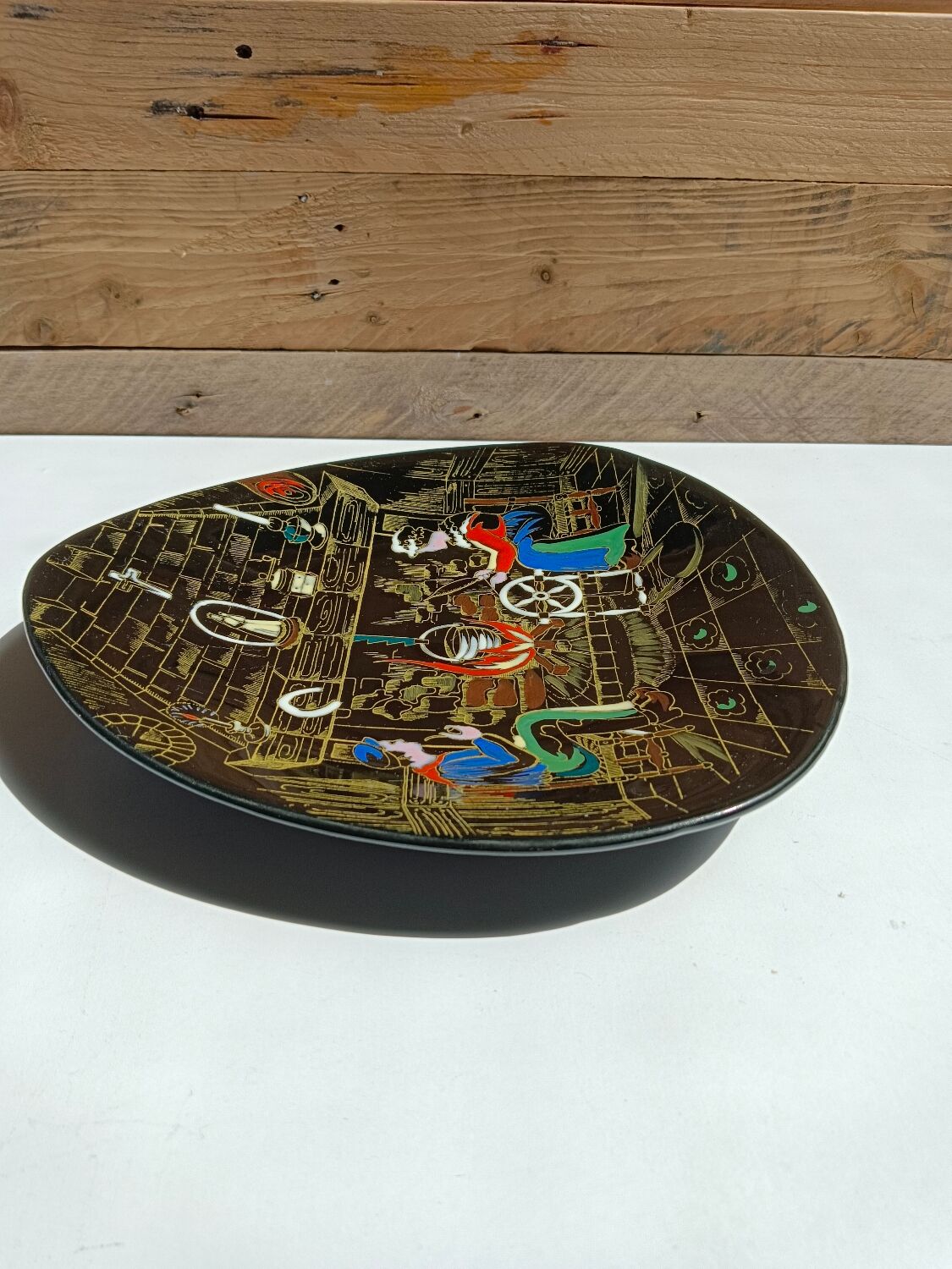 Assiette Longwy décor grand feu intérieur lorrain