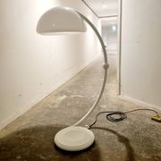 Lampadaire Serpente Blanc par Elio Martinelli pour Martinelli Luce
