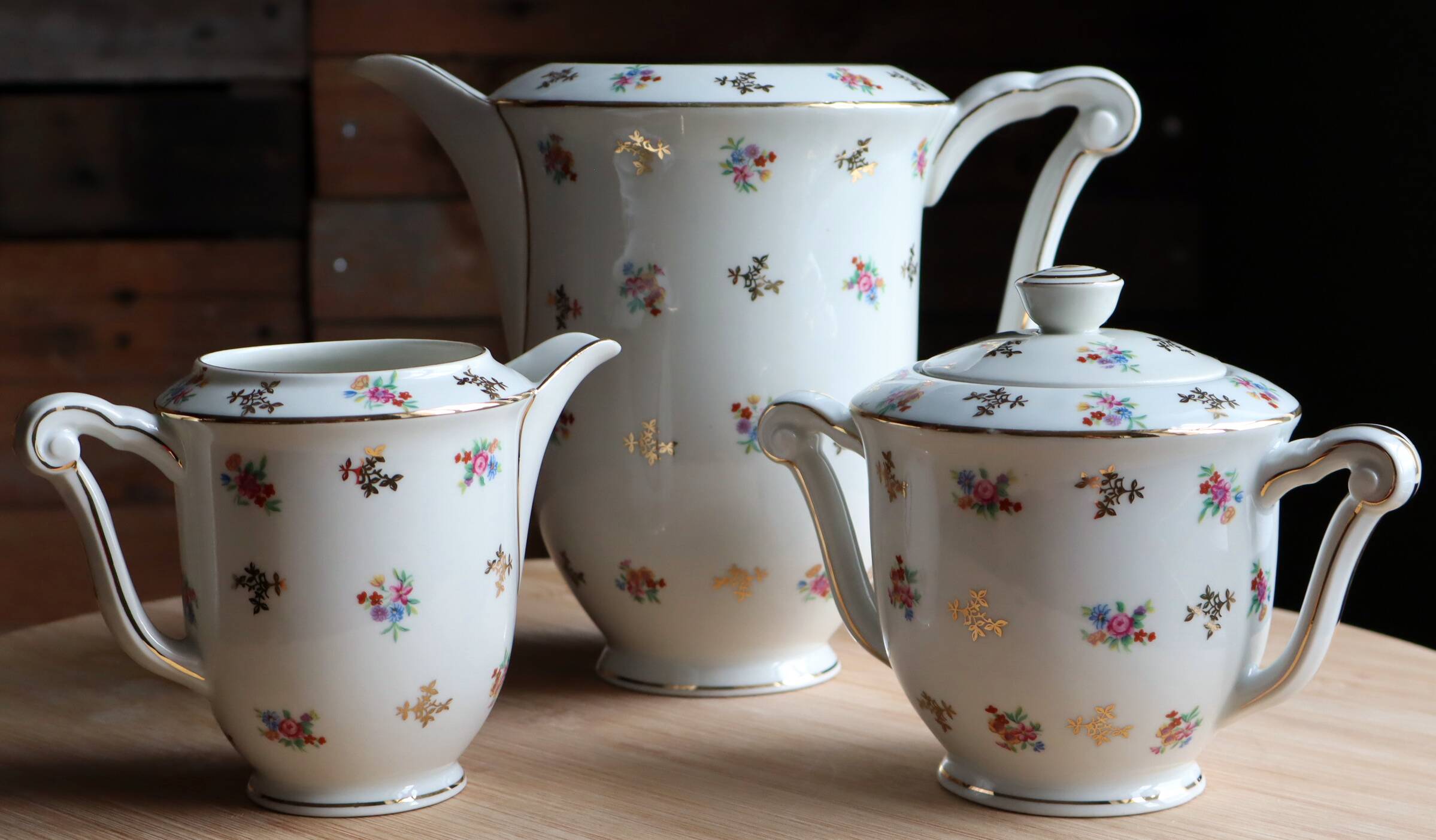 Service de table en porcelaine de Limoges Raynaud - Décor fleuri & or