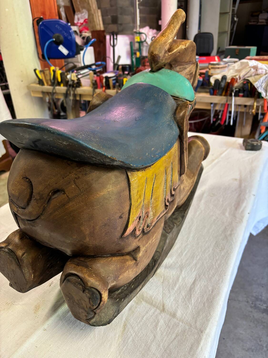Éléphant en bois à bascule