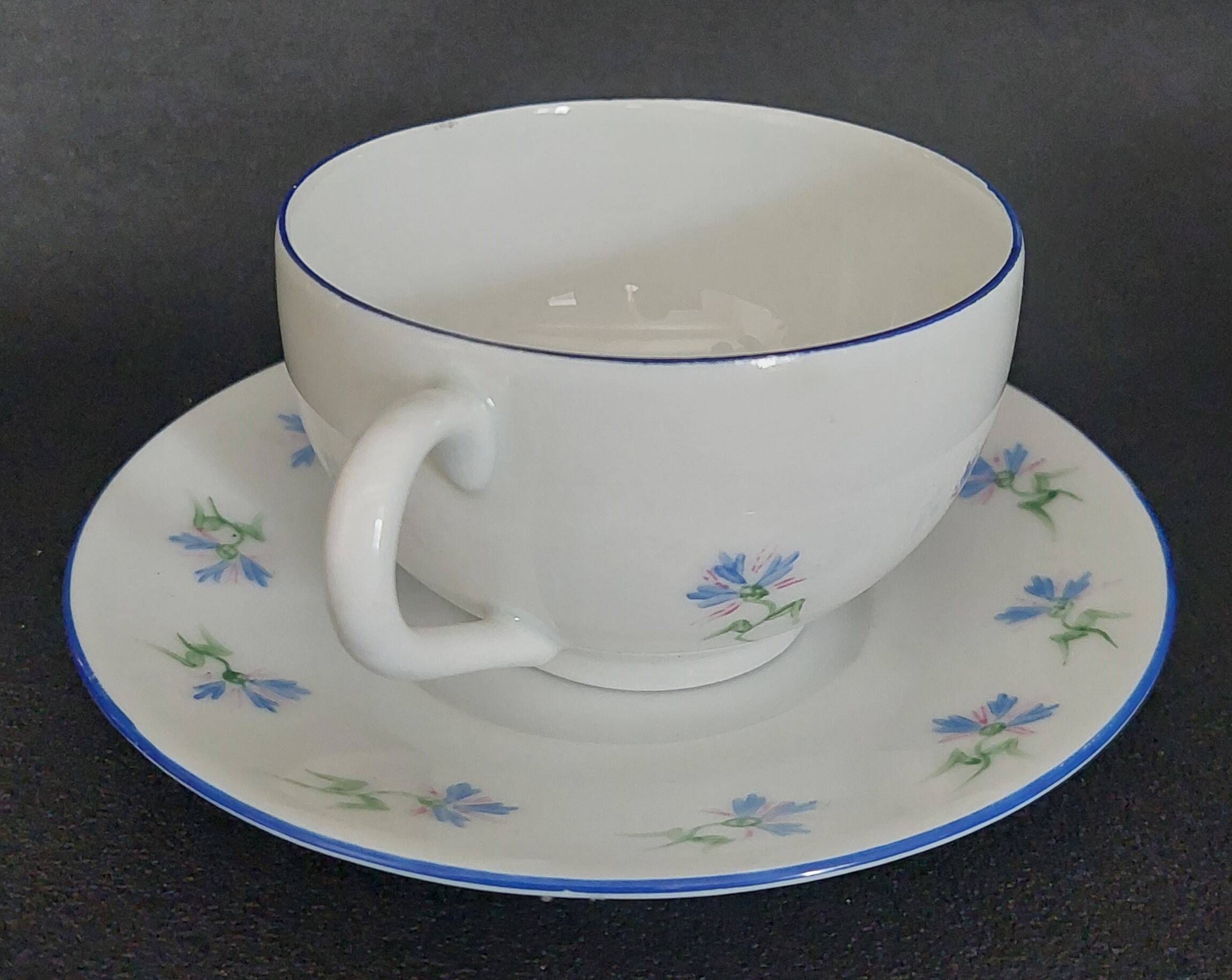Tasse en porcelaine décor aux barbeaux peint à la main A.M