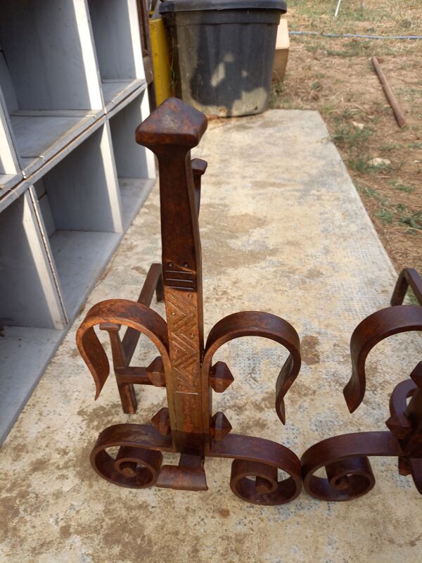 Paire de chenets anciens en fer forgé