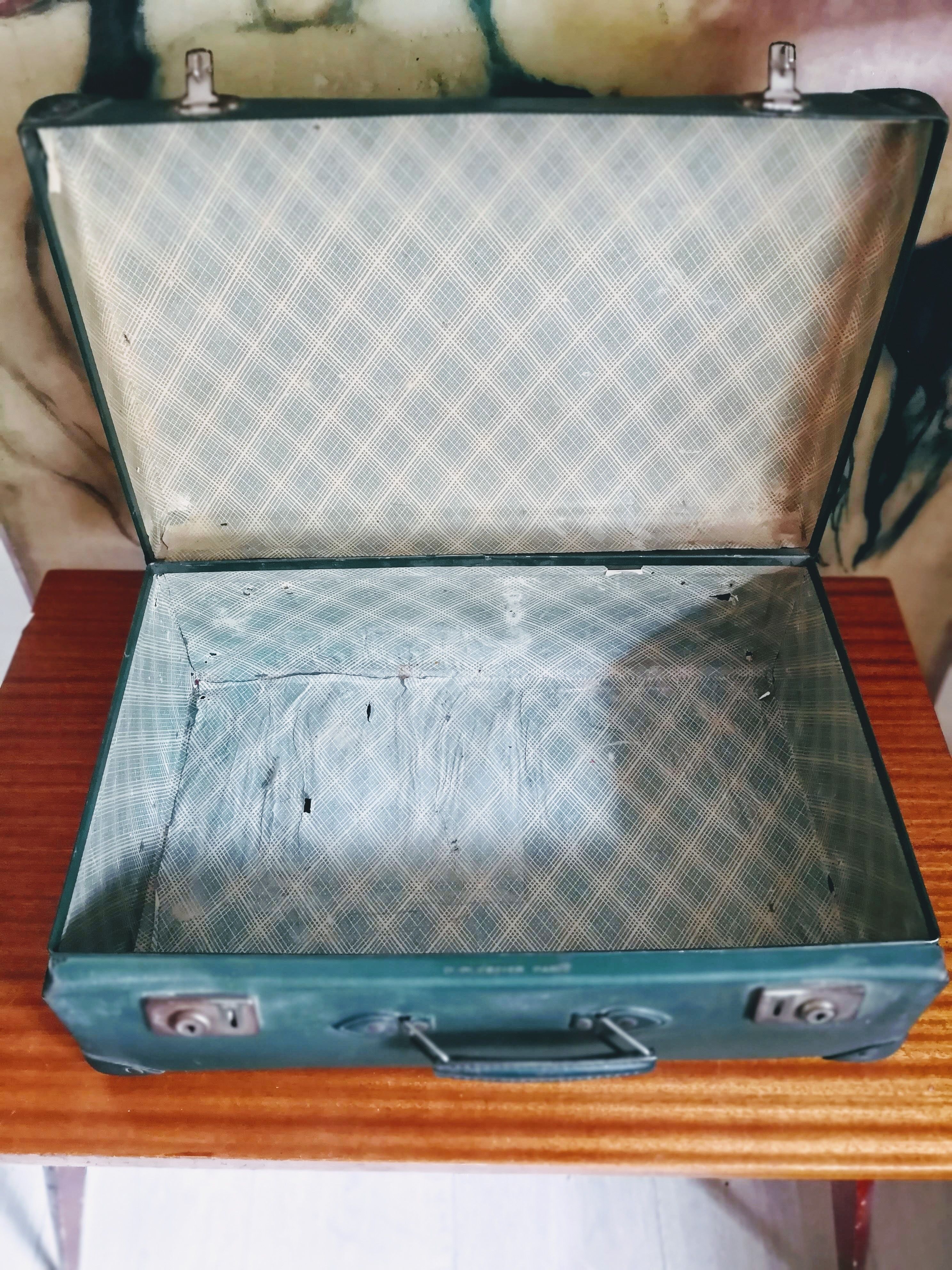 Green suitcase in vulcanized fibre