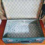 Green suitcase in vulcanized fibre