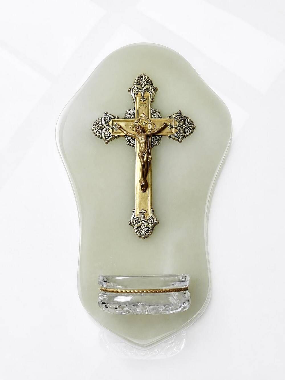 Antique wall-mounted font in green onyx, crucifix in metal and cut glass/crystal.