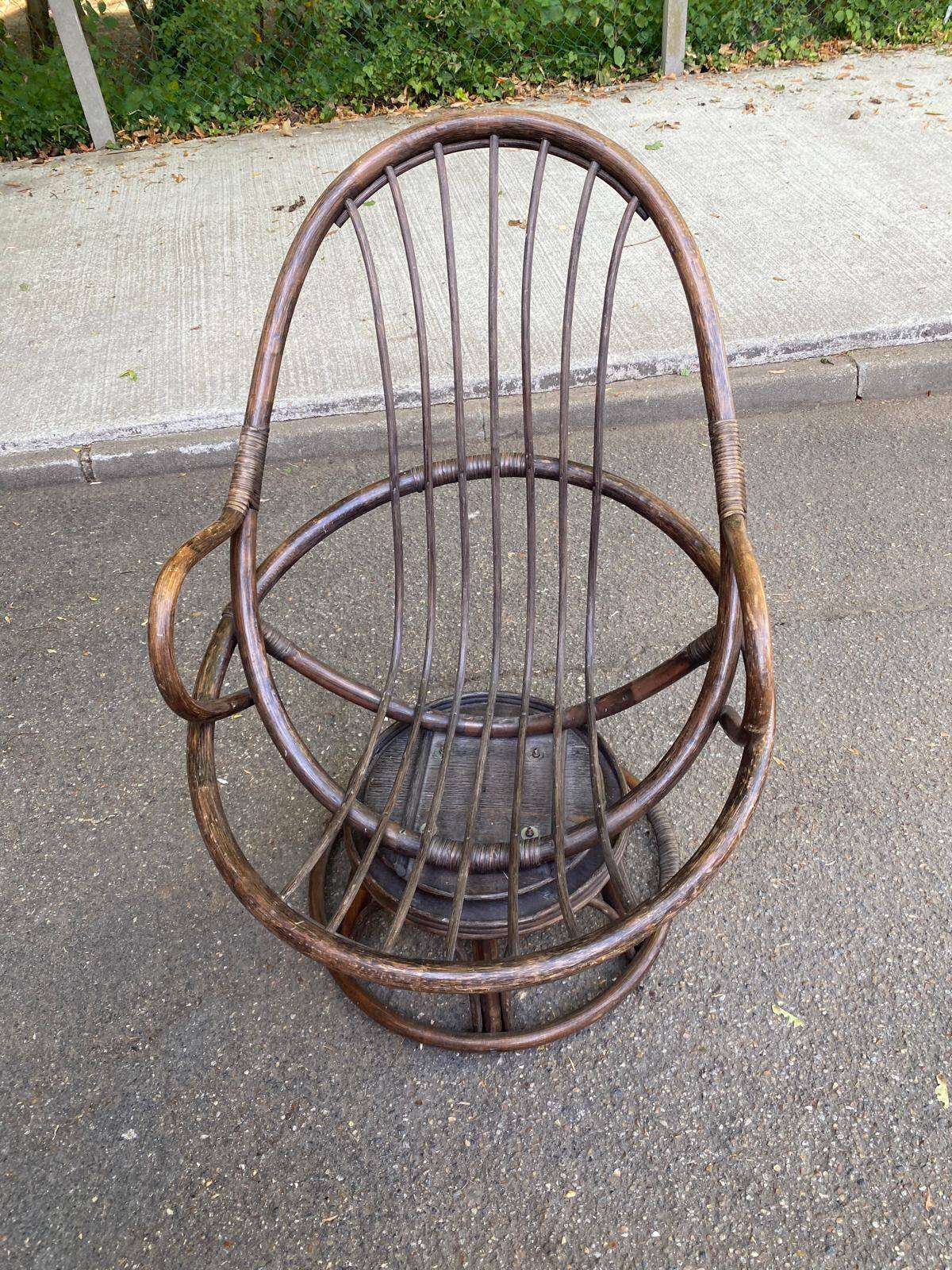 Fauteuil pivotant en rotin et coussin velours marron années 70