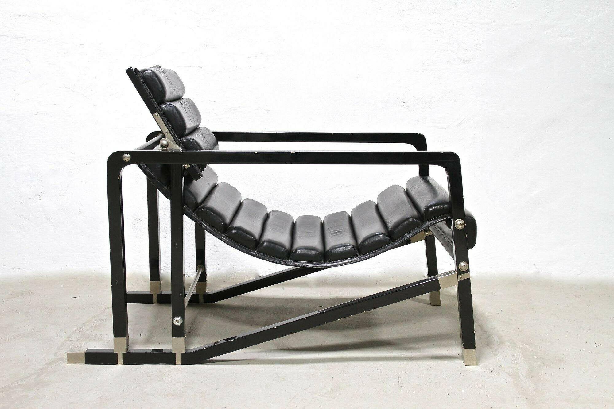 Black leather chaise longue, Eileen Gray design, 1927, France, circa 1975.